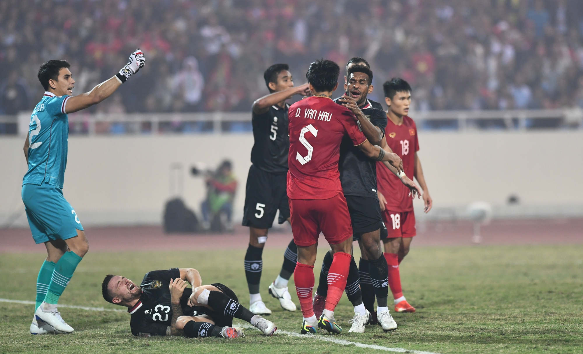 Văn Hậu hành động đẹp với cầu thủ Indonesia, tươi cười bắt tay HLV Shin Tae-yong - Ảnh 10.