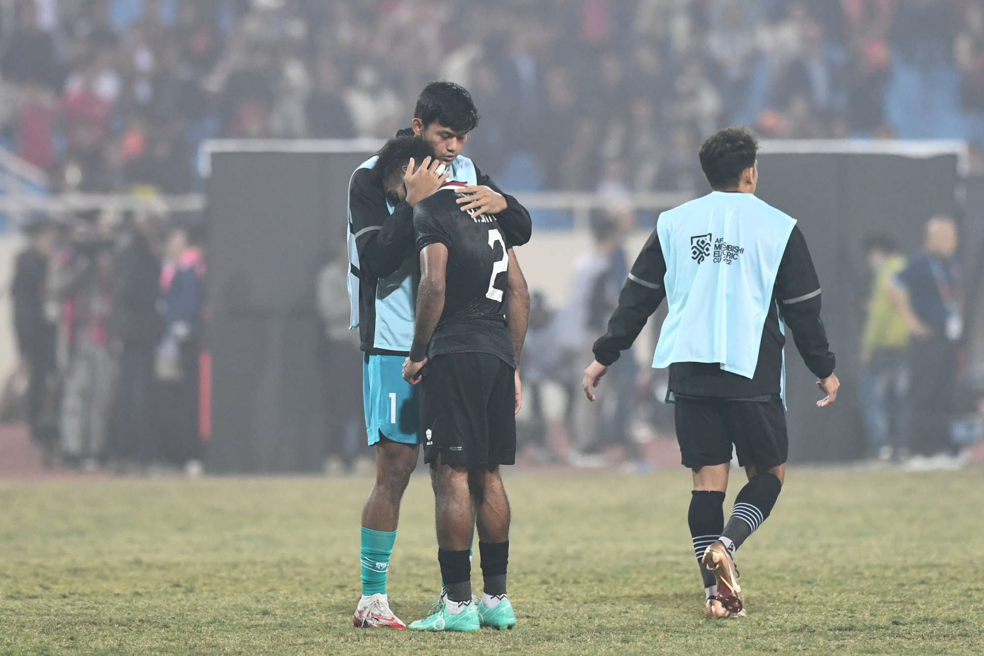 Văn Hậu hành động đẹp với cầu thủ Indonesia, tươi cười bắt tay HLV Shin Tae-yong - Ảnh 6.