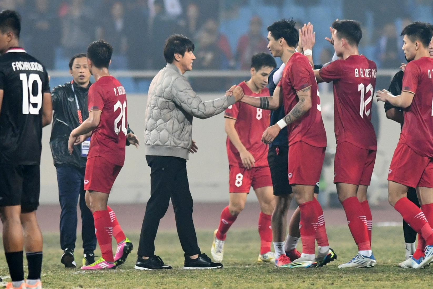 Văn Hậu hành động đẹp với cầu thủ Indonesia, tươi cười bắt tay HLV Shin Tae-yong - Ảnh 5.