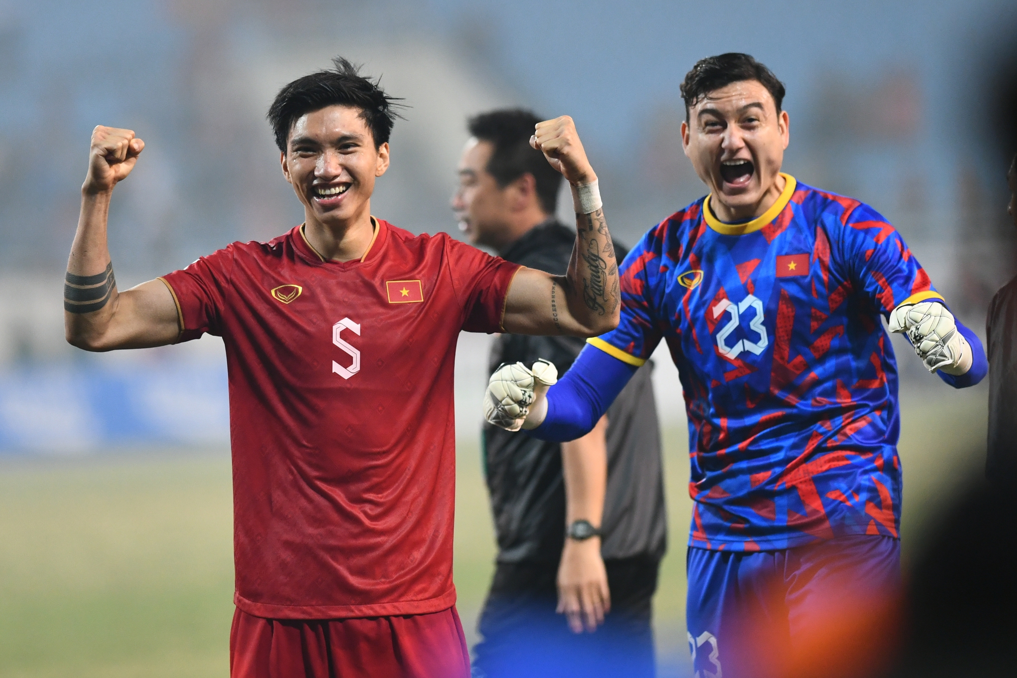 Văn Hậu hành động đẹp với cầu thủ Indonesia, tươi cười bắt tay HLV Shin Tae-yong - Ảnh 11.