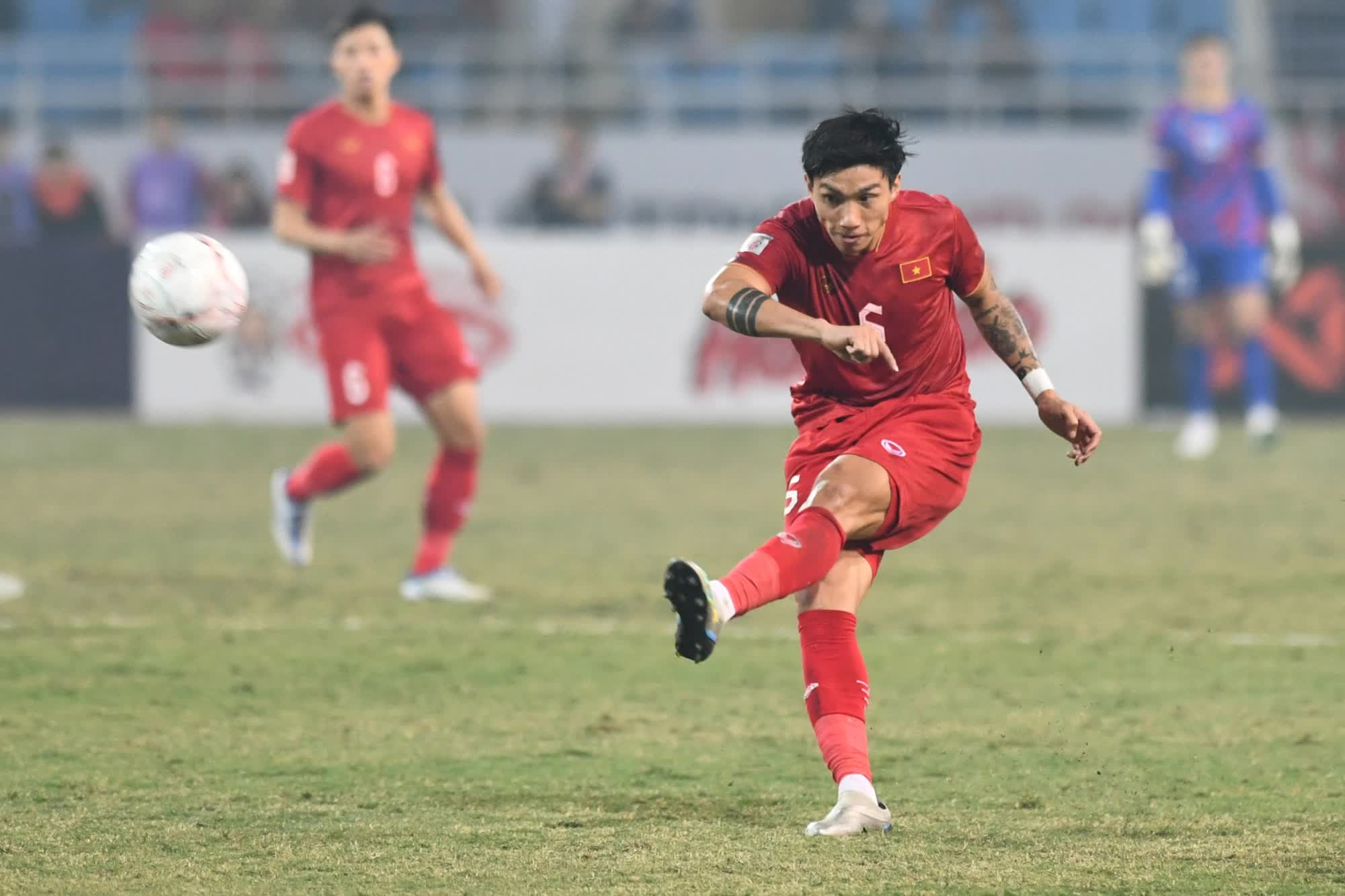 Văn Hậu hành động đẹp với cầu thủ Indonesia, tươi cười bắt tay HLV Shin Tae-yong - Ảnh 7.