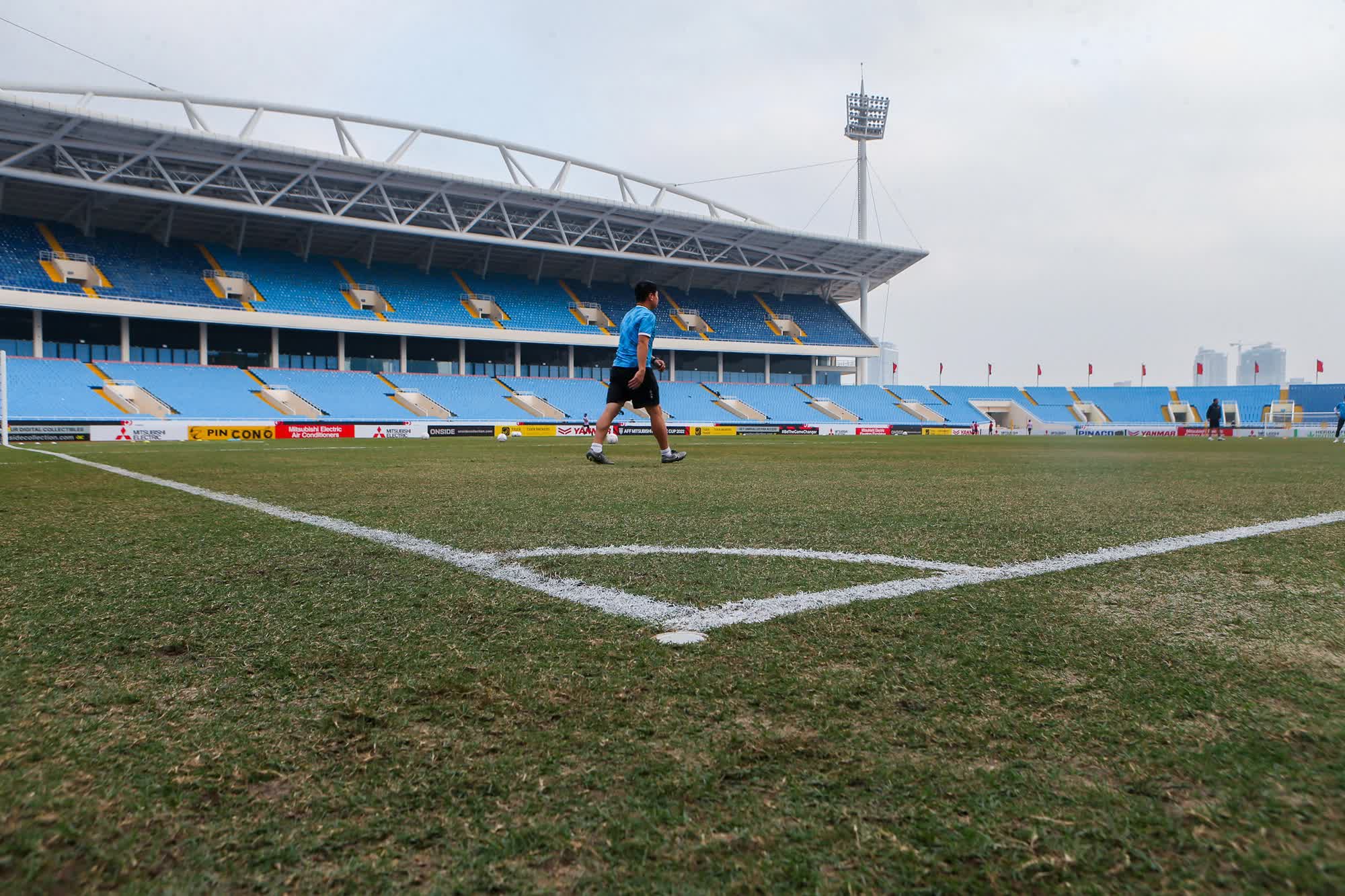 Cận cảnh mặt cỏ sân Mỹ Đình trước trận chung kết lượt đi AFF Cup 2022 - Ảnh 1.
