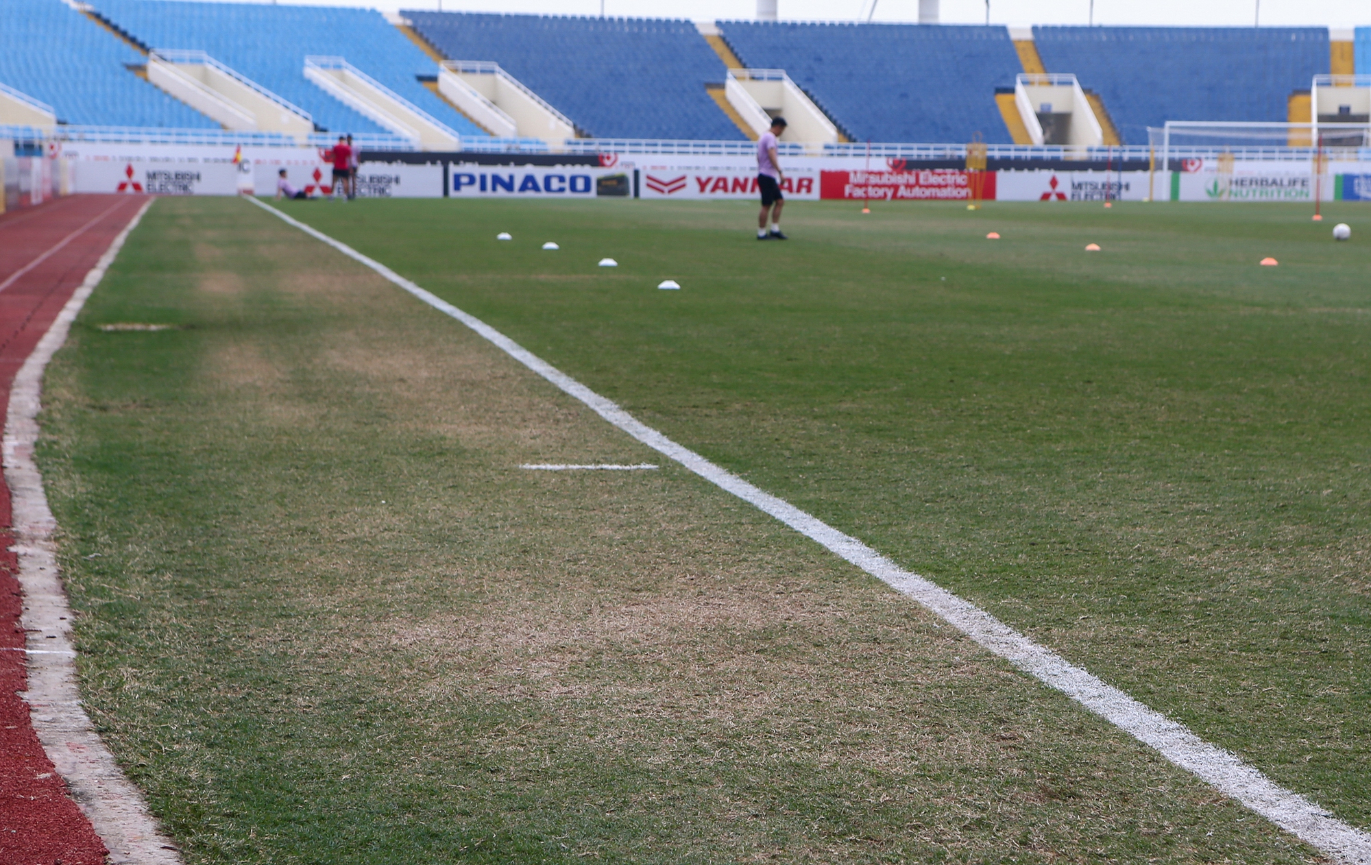 Cận cảnh mặt cỏ sân Mỹ Đình trước trận chung kết lượt đi AFF Cup 2022 - Ảnh 4.