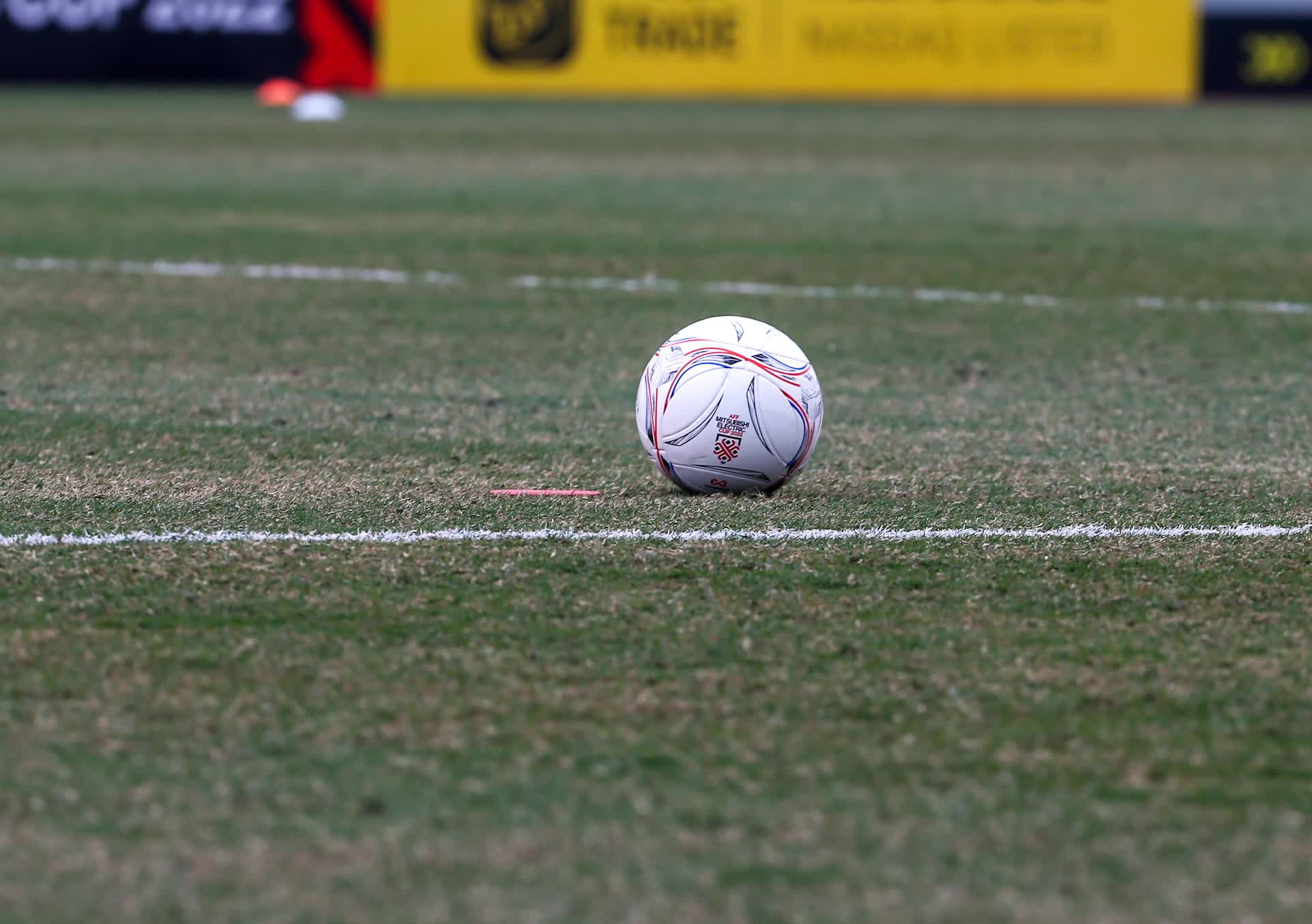 Cận cảnh mặt cỏ sân Mỹ Đình trước trận chung kết lượt đi AFF Cup 2022 - Ảnh 8.