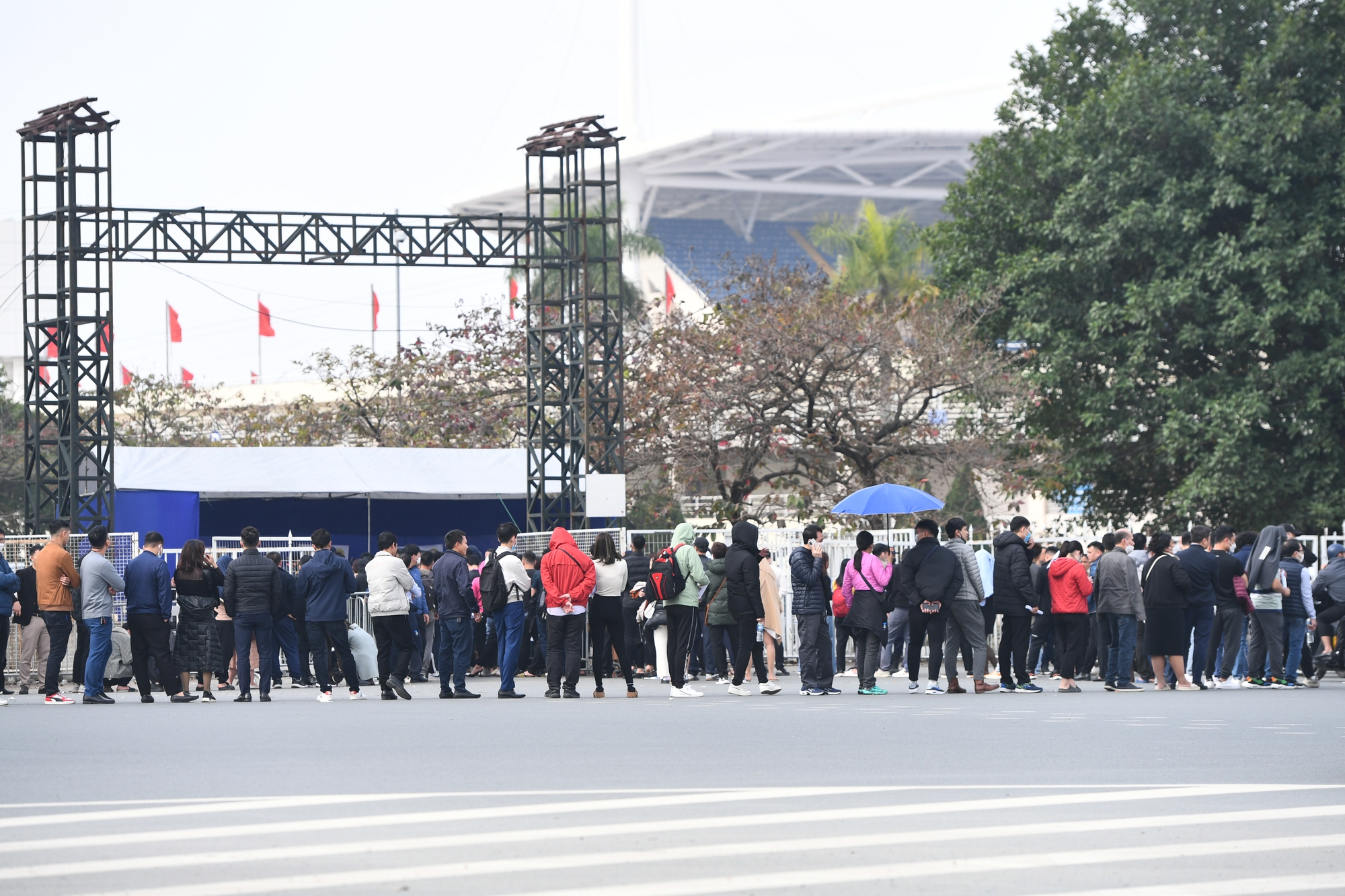 Người hâm mộ đội nắng xếp hàng xuyên trưa lấy vé chung kết AFF Cup 2022 - Ảnh 1.
