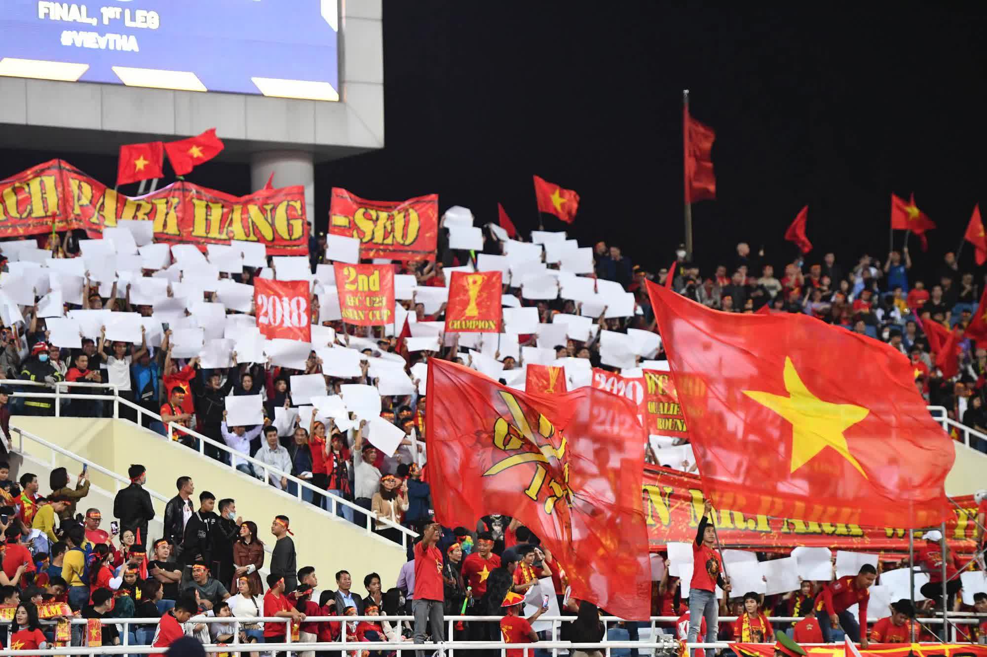 Màn chào cờ đầy xúc động của HLV Park Hang Seo trong trận đấu cuối cùng trên sân Mỹ Đình - Ảnh 8.
