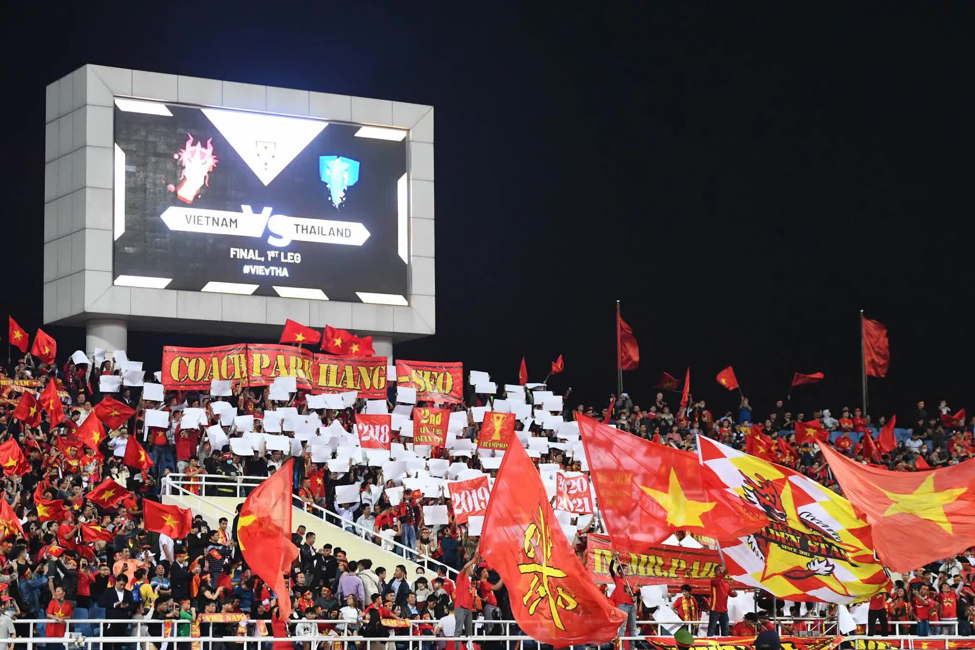 Màn chào cờ đầy xúc động của HLV Park Hang Seo trong trận đấu cuối cùng trên sân Mỹ Đình - Ảnh 5.