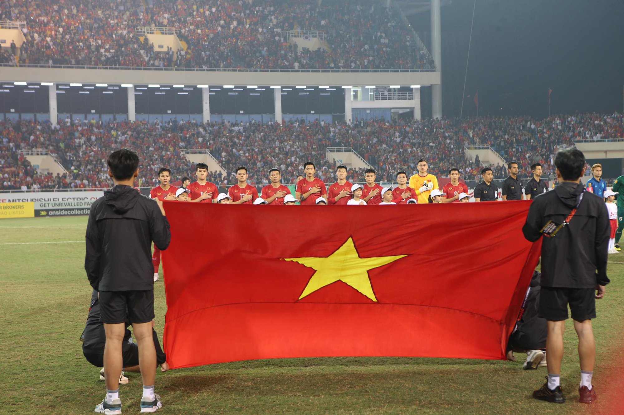 Màn chào cờ đầy xúc động của HLV Park Hang Seo trong trận đấu cuối cùng trên sân Mỹ Đình - Ảnh 2.