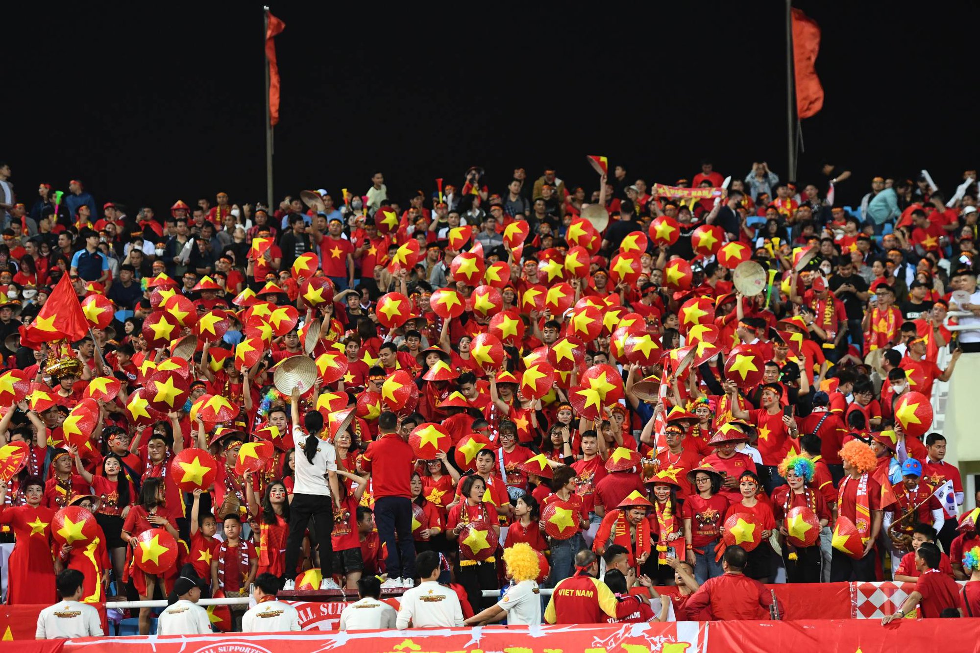 Màn chào cờ đầy xúc động của HLV Park Hang Seo trong trận đấu cuối cùng trên sân Mỹ Đình - Ảnh 7.