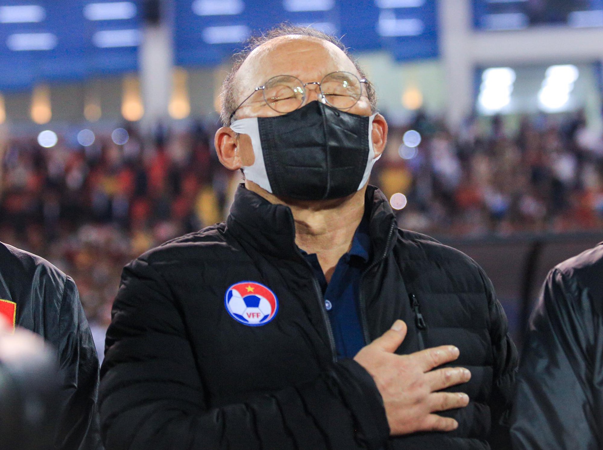 Màn chào cờ đầy xúc động của HLV Park Hang Seo trong trận đấu cuối cùng trên sân Mỹ Đình - Ảnh 1.