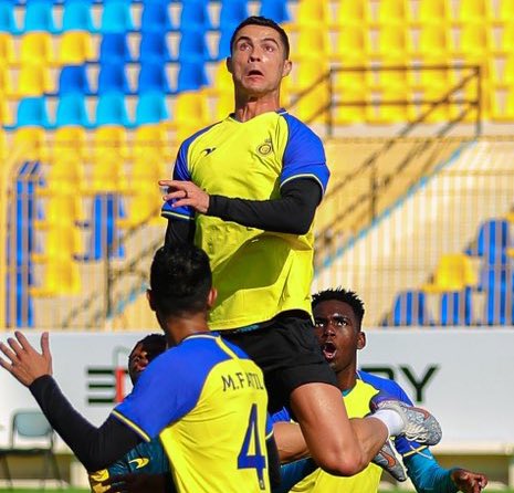 Đồng đội Al-Nassr há hốc mồm khi thấy Ronaldo bật nhảy siêu cao - Ảnh 2.