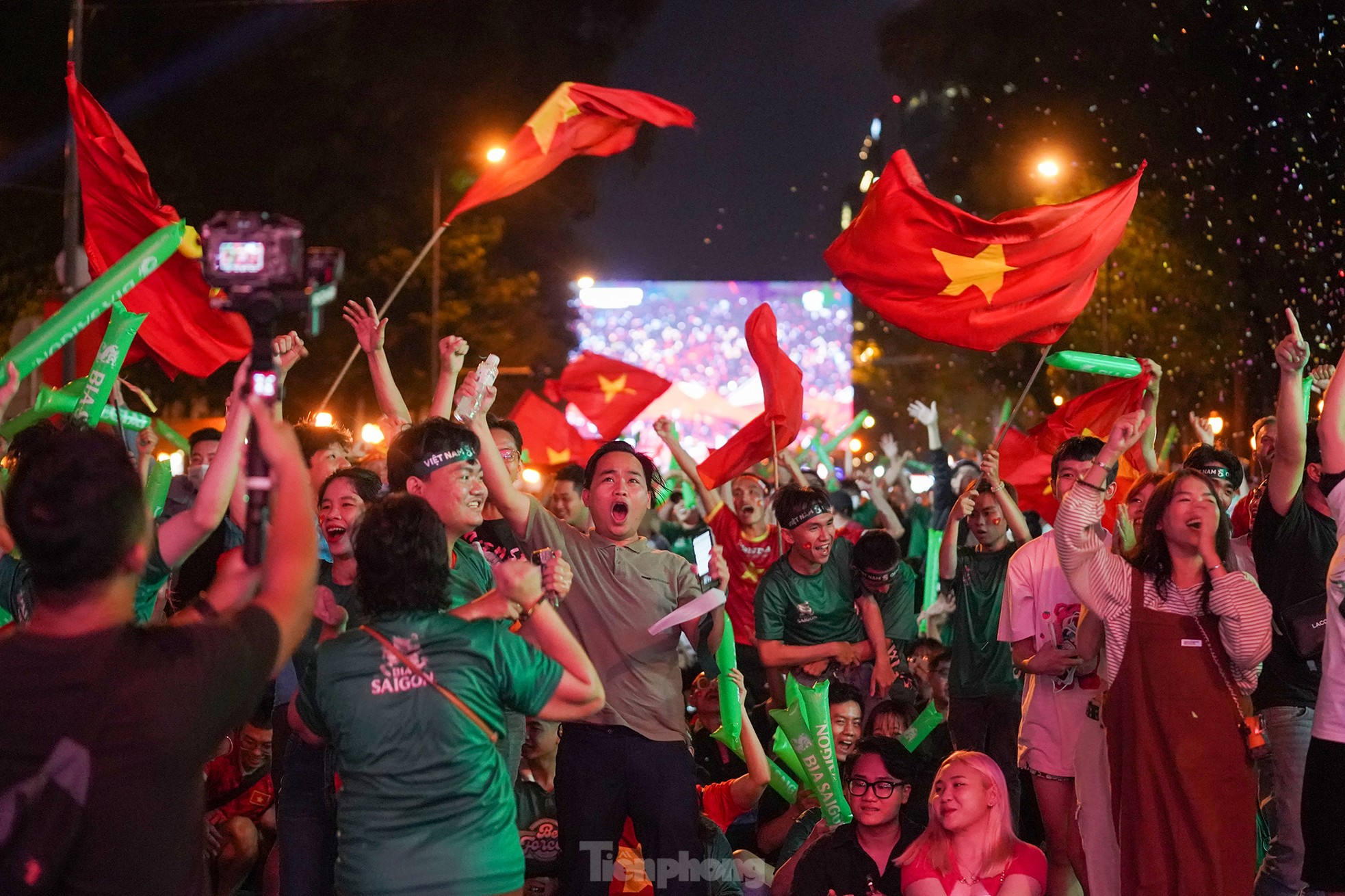 Người hâm mộ TPHCM rơi nước mắt khi đội tuyển Việt Nam suýt bại trên sân nhà - Ảnh 4.