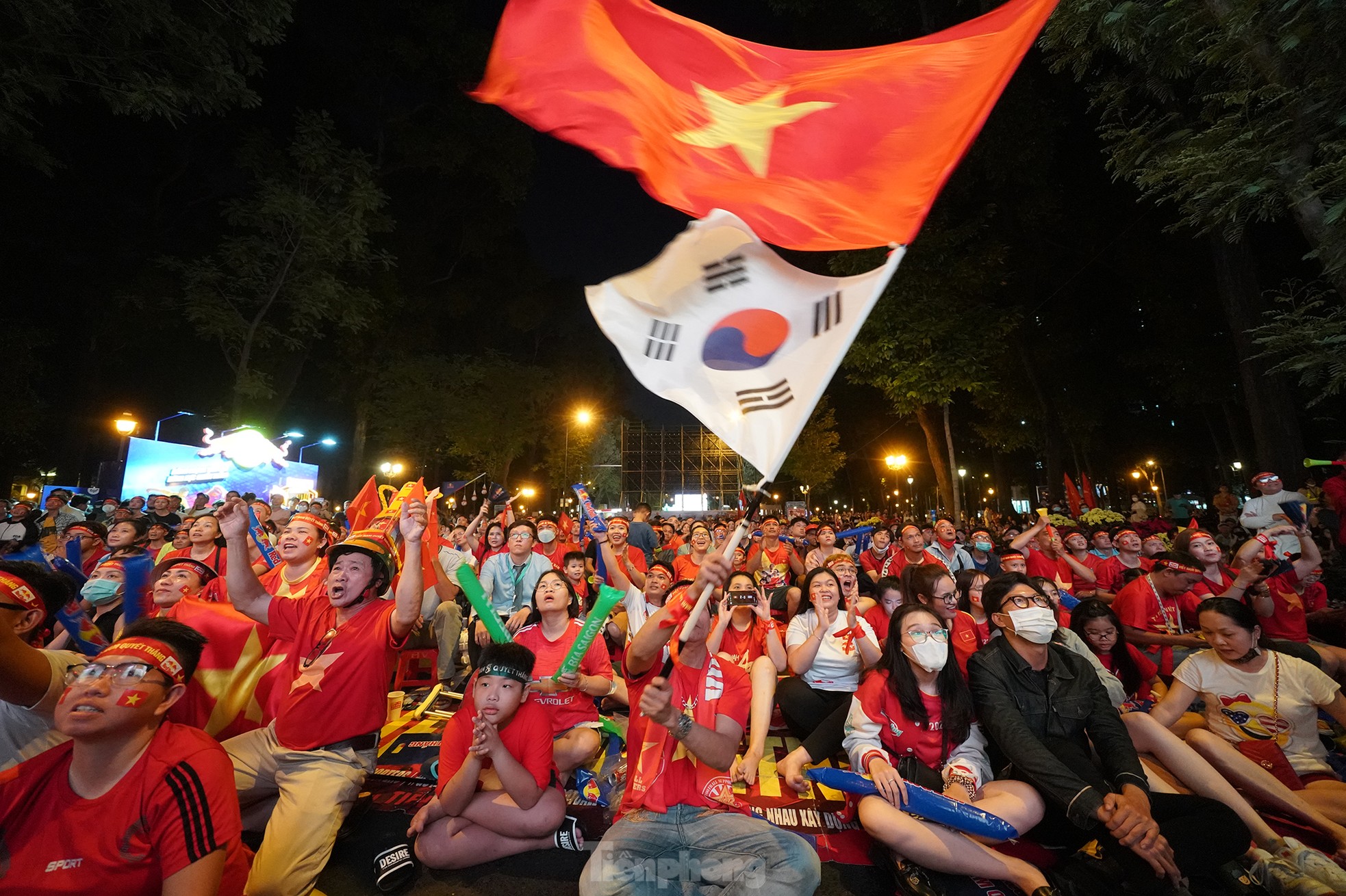 Người hâm mộ TPHCM rơi nước mắt khi đội tuyển Việt Nam suýt bại trên sân nhà - Ảnh 1.