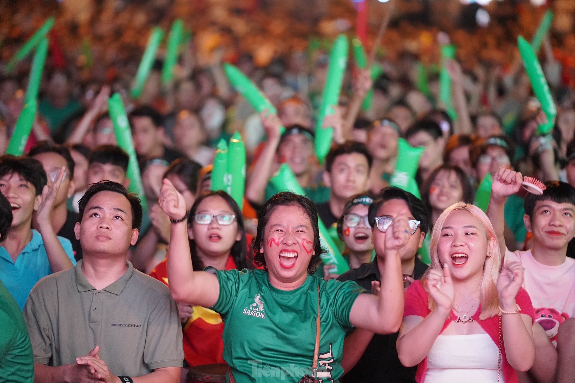 Người hâm mộ TPHCM rơi nước mắt khi đội tuyển Việt Nam suýt bại trên sân nhà - Ảnh 3.