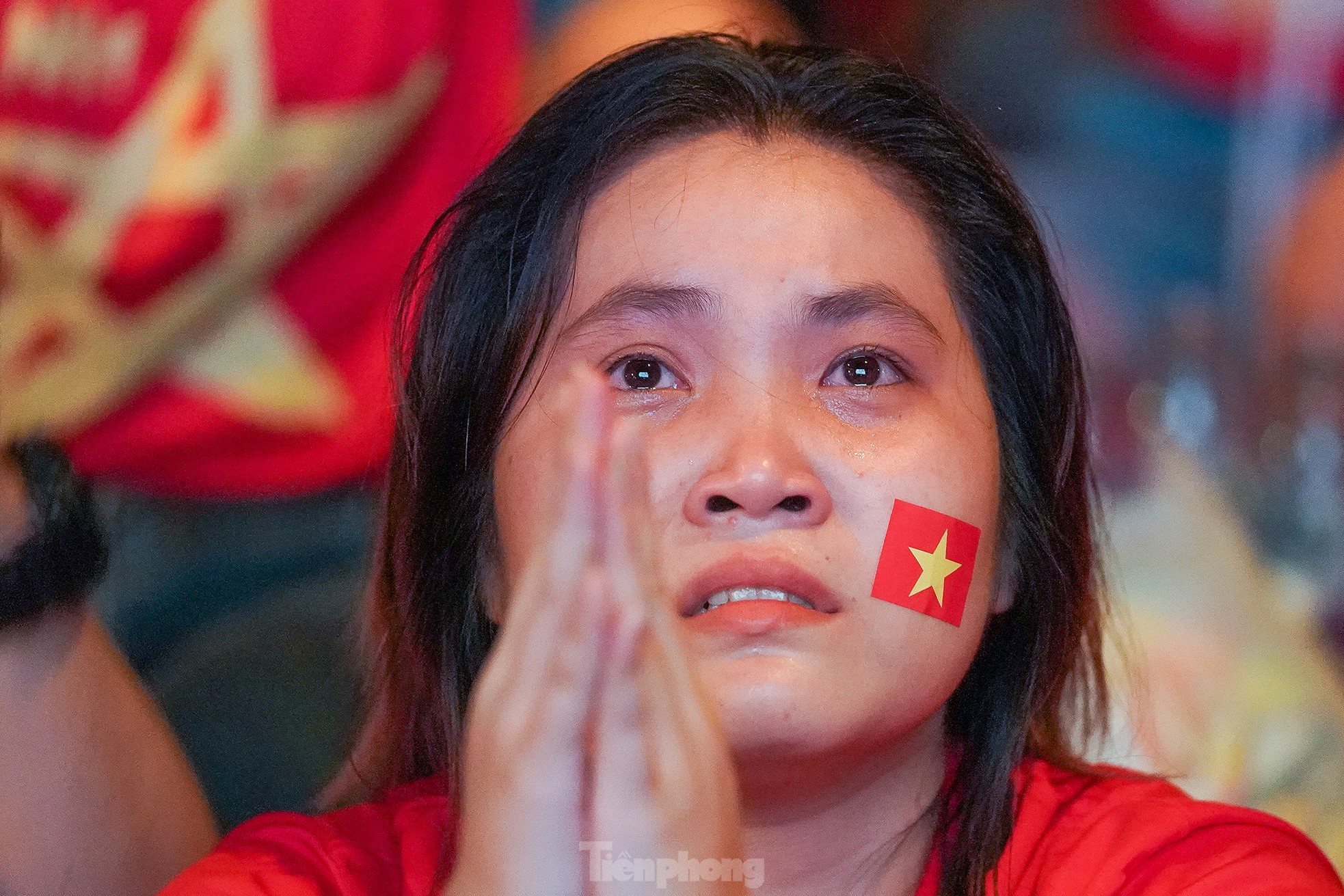 Người hâm mộ TPHCM rơi nước mắt khi đội tuyển Việt Nam suýt bại trên sân nhà - Ảnh 6.