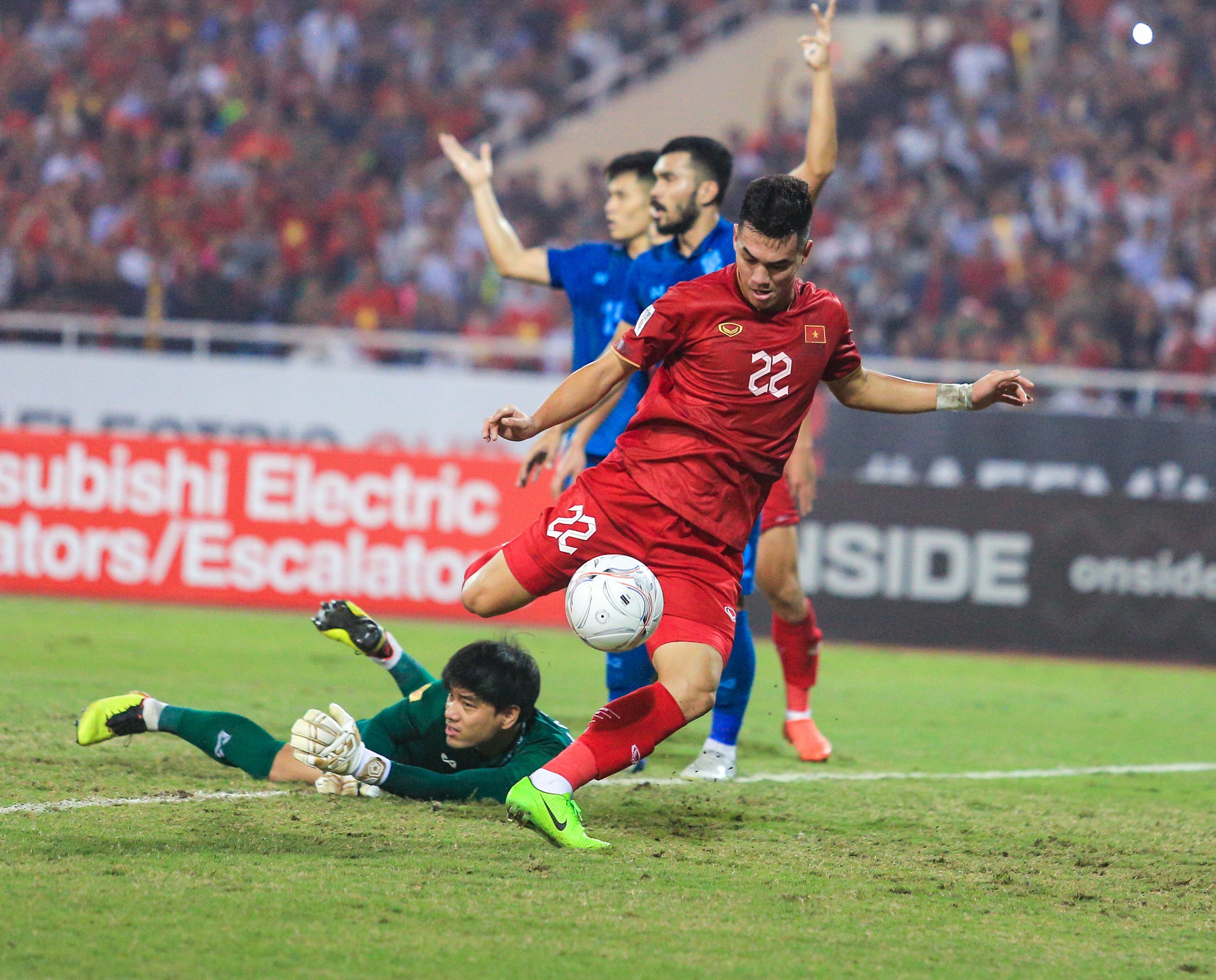 Tiến Linh tiếc nuối khi bỏ lỡ cú đúp vào lưới Thái Lan, Tuấn Hải vẫn 'kém duyên' với AFF Cup - Ảnh 1.