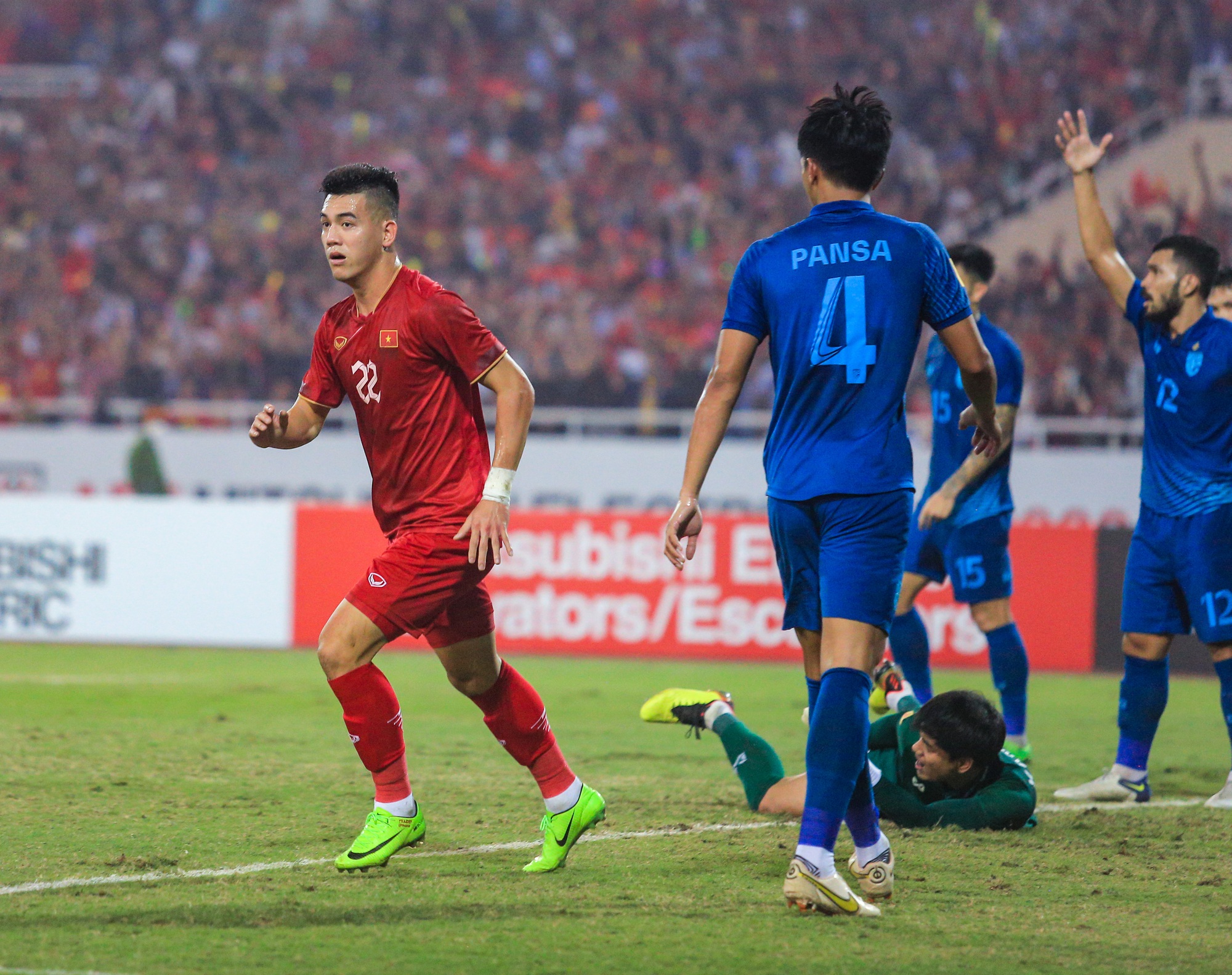 Tiến Linh tiếc nuối khi bỏ lỡ cú đúp vào lưới Thái Lan, Tuấn Hải vẫn 'kém duyên' với AFF Cup - Ảnh 2.