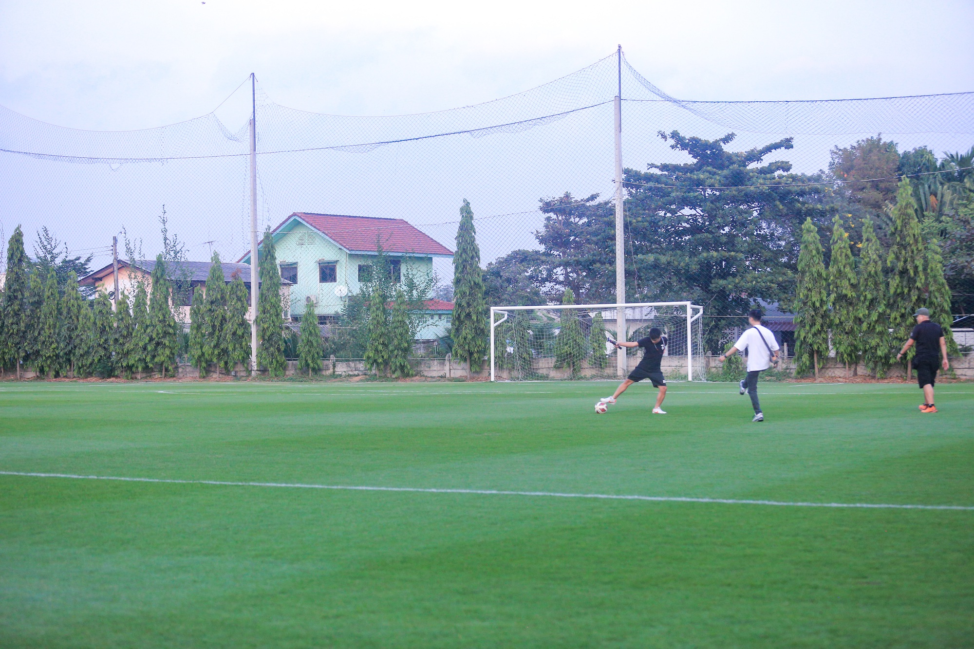 Đội tuyển Việt Nam được BTC bố trí an ninh bảo vệ khi tập luyện - Ảnh 8.