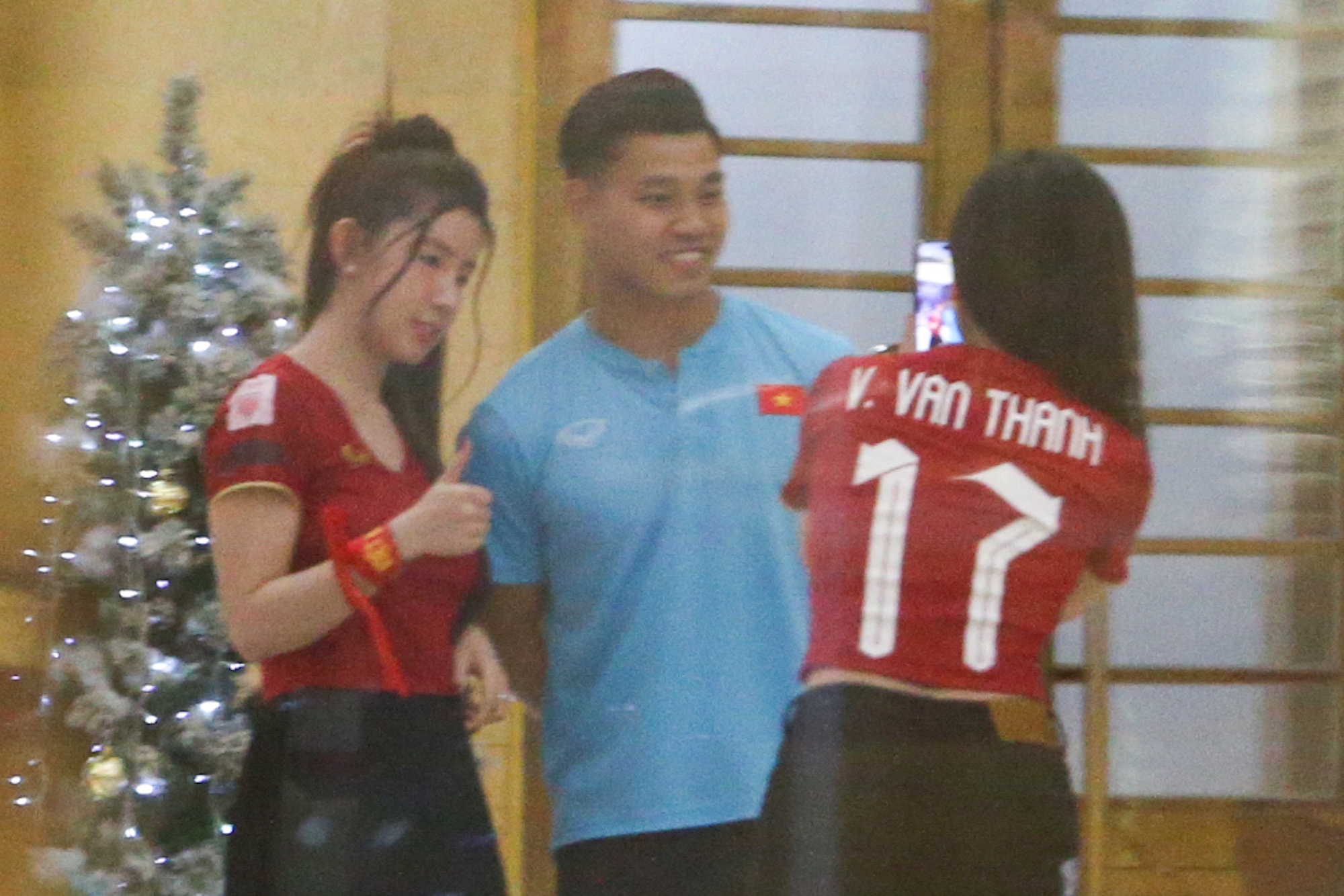 Văn Thanh được người hâm mộ tặng quà khi ghi bàn vào lưới Thái Lan - Ảnh 3.