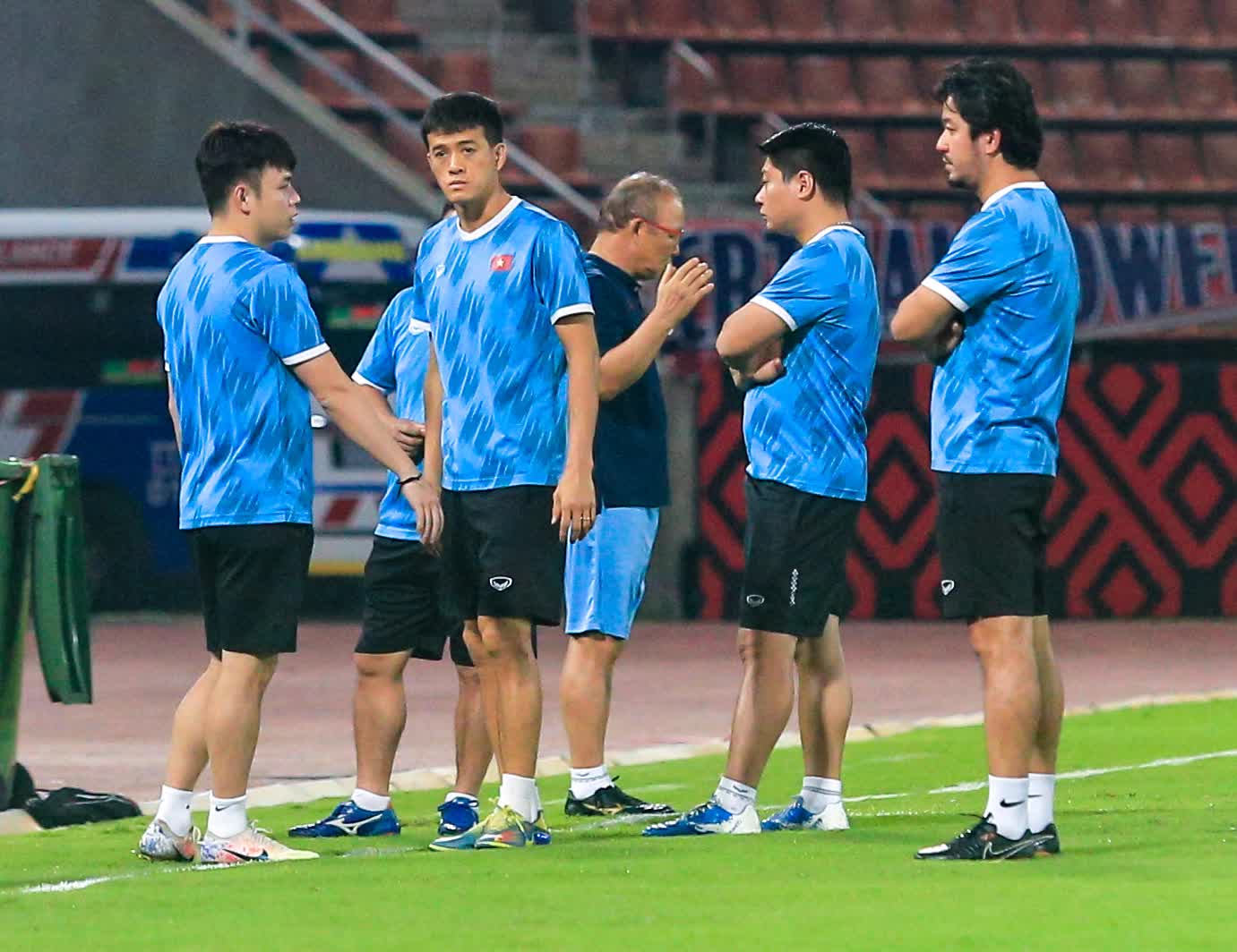 HLV Park Hang-seo ngáng chân trợ lý, kiểm tra mặt cỏ sân thi đấu với Thái Lan - Ảnh 1.