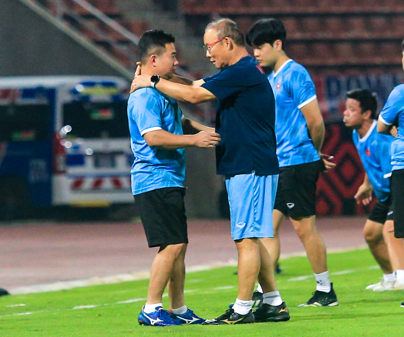HLV Park Hang-seo ngáng chân trợ lý, kiểm tra mặt cỏ sân thi đấu với Thái Lan - Ảnh 2.