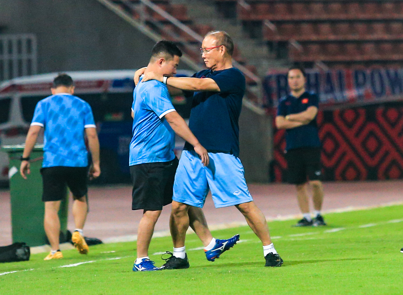 HLV Park Hang-seo ngáng chân trợ lý, kiểm tra mặt cỏ sân thi đấu với Thái Lan - Ảnh 3.