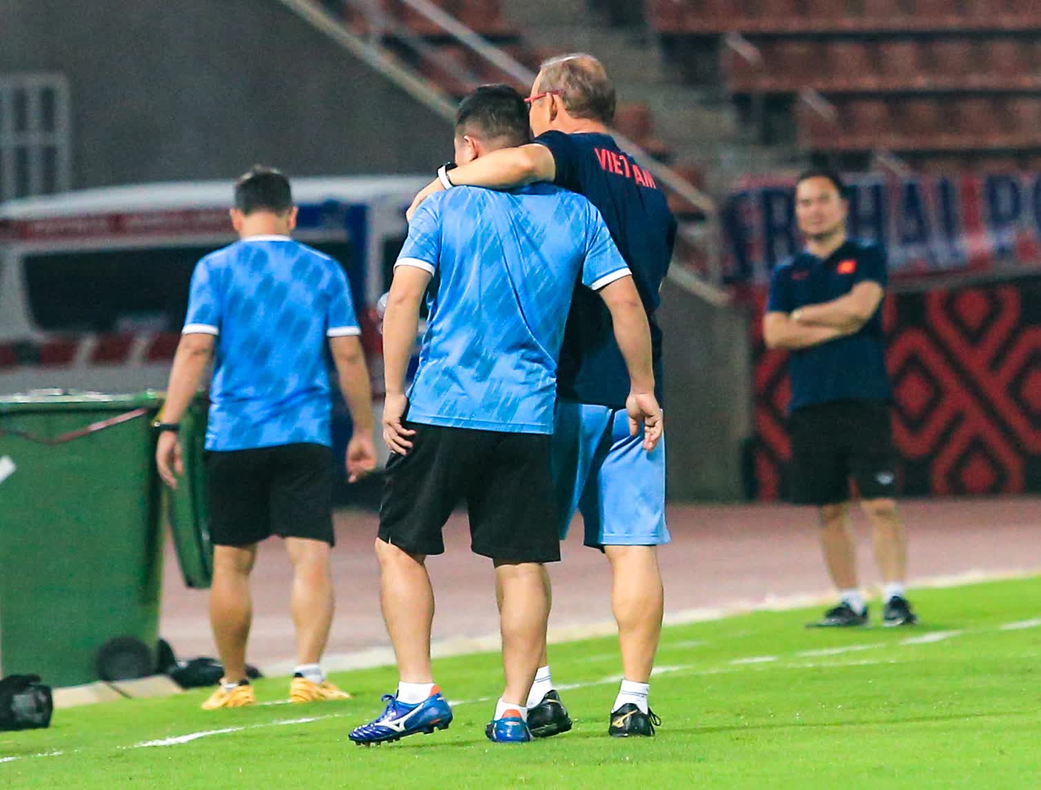 HLV Park Hang-seo ngáng chân trợ lý, kiểm tra mặt cỏ sân thi đấu với Thái Lan - Ảnh 5.