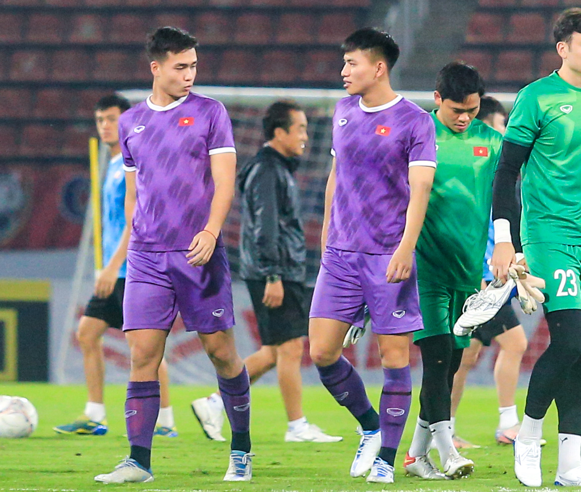 Quế Ngọc Hải bắt tay Việt Anh, bày tỏ quyết tâm cao trước trận đấu với Thái Lan - Ảnh 4.