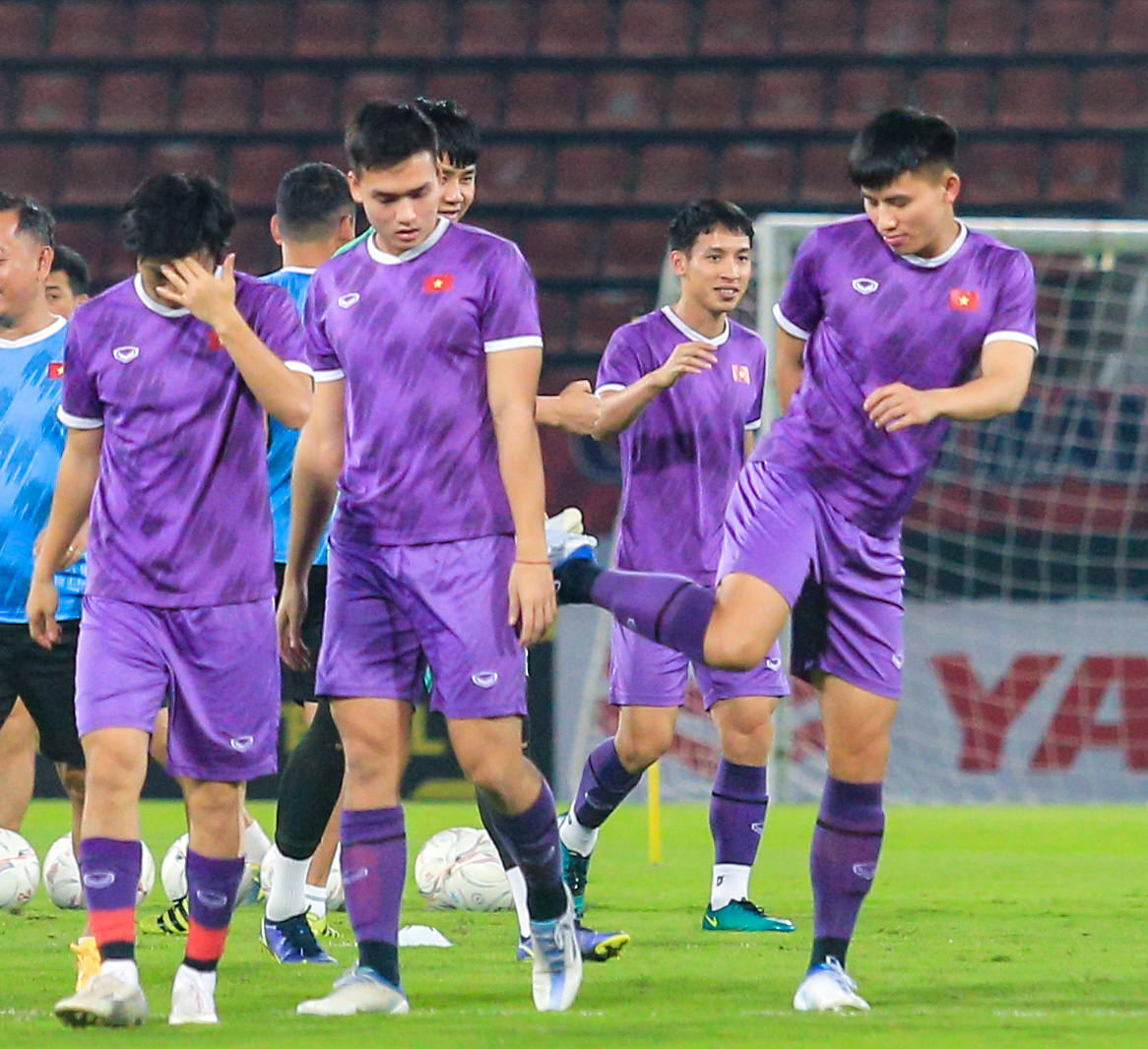 Quế Ngọc Hải bắt tay Việt Anh, bày tỏ quyết tâm cao trước trận đấu với Thái Lan - Ảnh 5.