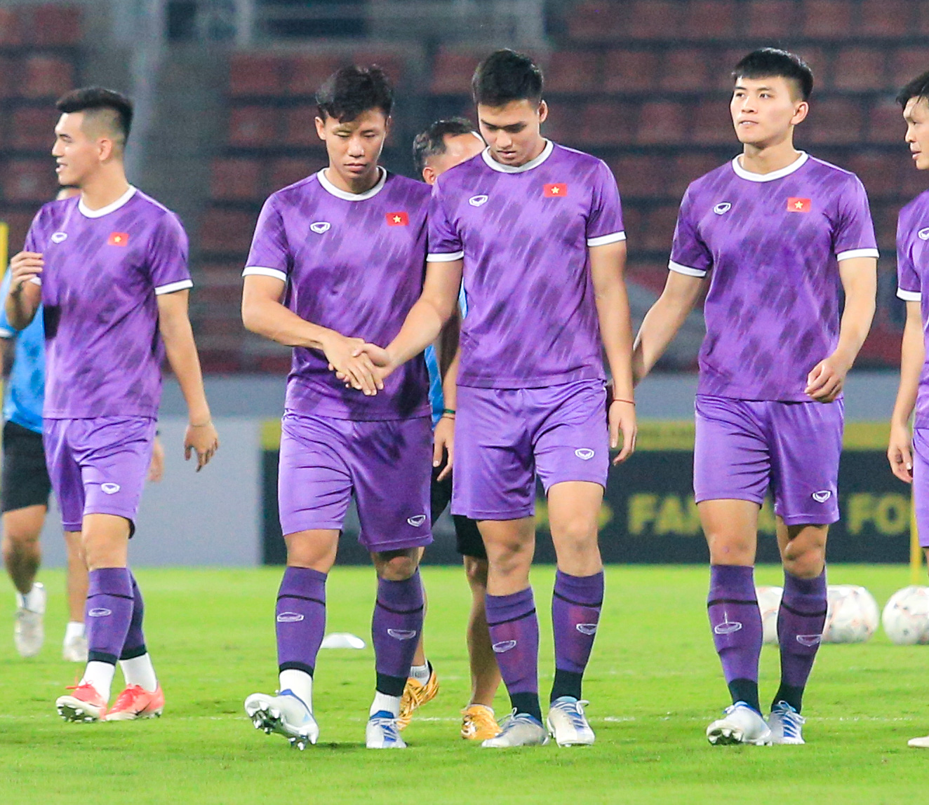 Quế Ngọc Hải bắt tay Việt Anh, bày tỏ quyết tâm cao trước trận đấu với Thái Lan - Ảnh 1.