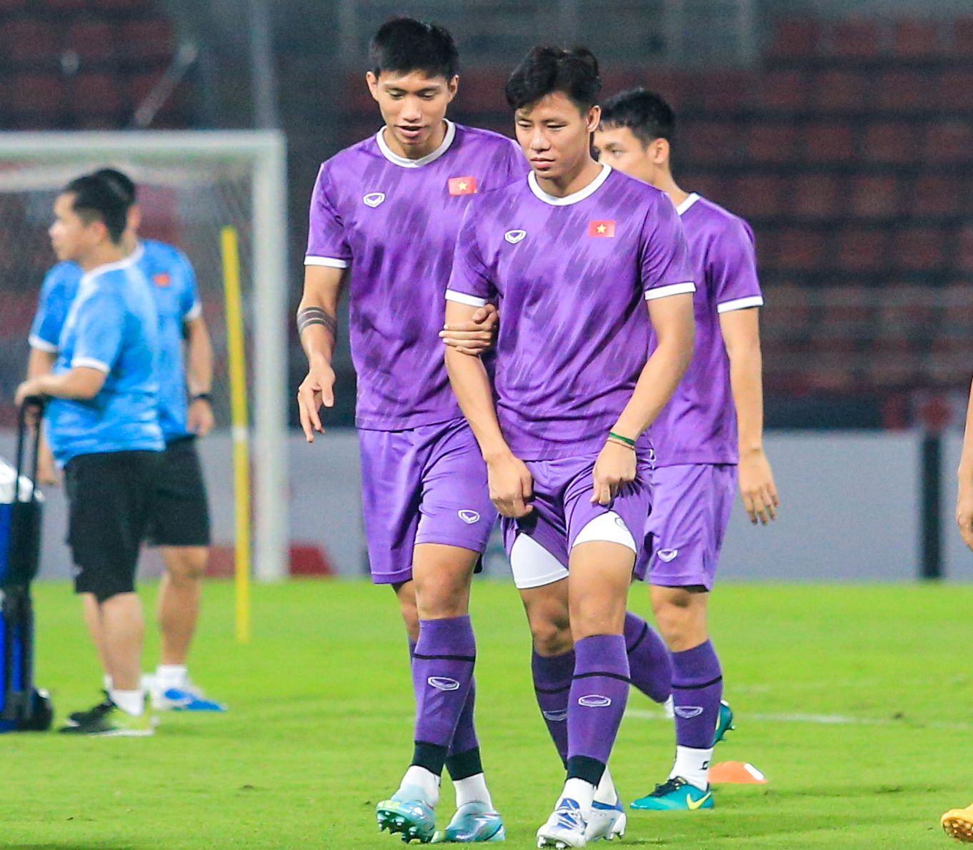 Quế Ngọc Hải bắt tay Việt Anh, bày tỏ quyết tâm cao trước trận đấu với Thái Lan - Ảnh 3.