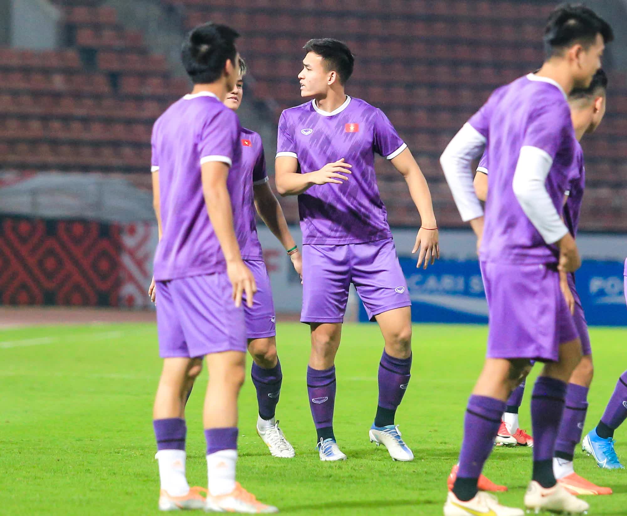 Quế Ngọc Hải bắt tay Việt Anh, bày tỏ quyết tâm cao trước trận đấu với Thái Lan - Ảnh 6.