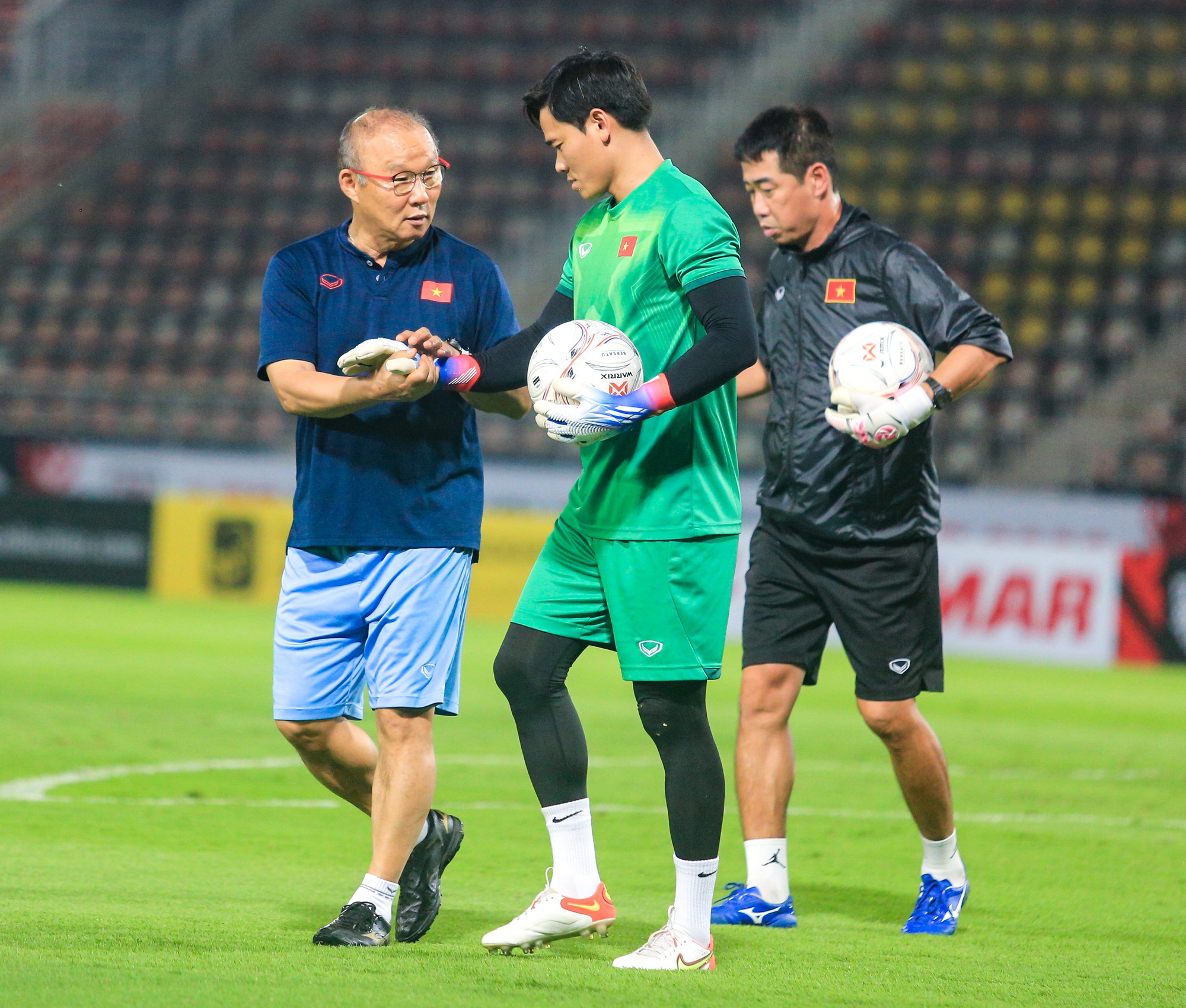 Đội tuyển Việt Nam hô vang: Quyết tâm vô địch, HLV Park Hang-seo động viên các thủ môn - Ảnh 3.