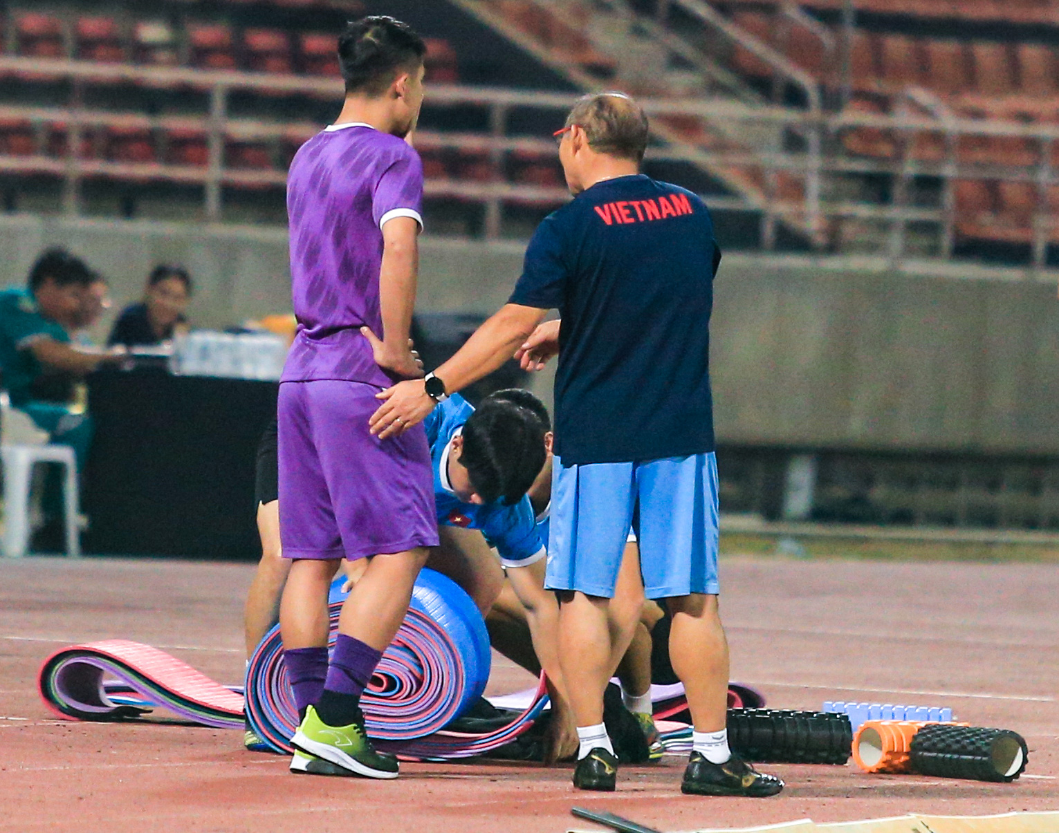 Trung vệ Bùi Tiến Dũng chấn thương có thể lỡ trận chung kết Thái Lan đấu Việt Nam - Ảnh 2.