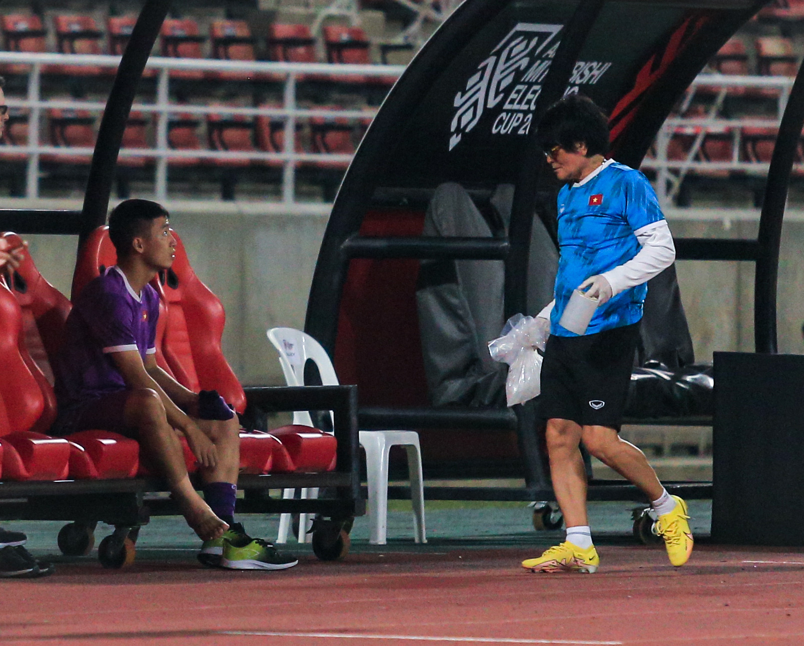 Trung vệ Bùi Tiến Dũng chấn thương có thể lỡ trận chung kết Thái Lan đấu  Việt Nam
