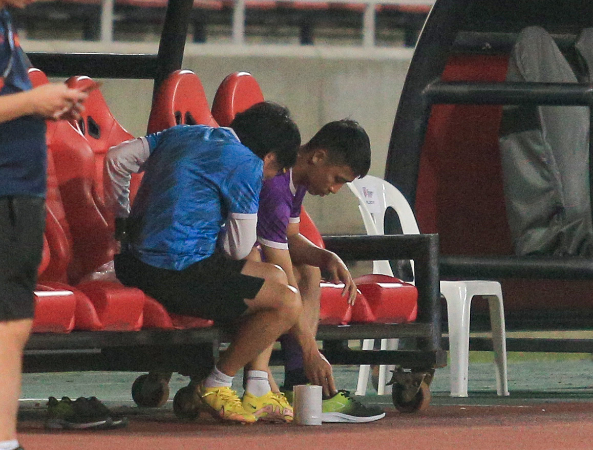 Trung vệ Bùi Tiến Dũng chấn thương có thể lỡ trận chung kết Thái Lan đấu Việt Nam - Ảnh 5.