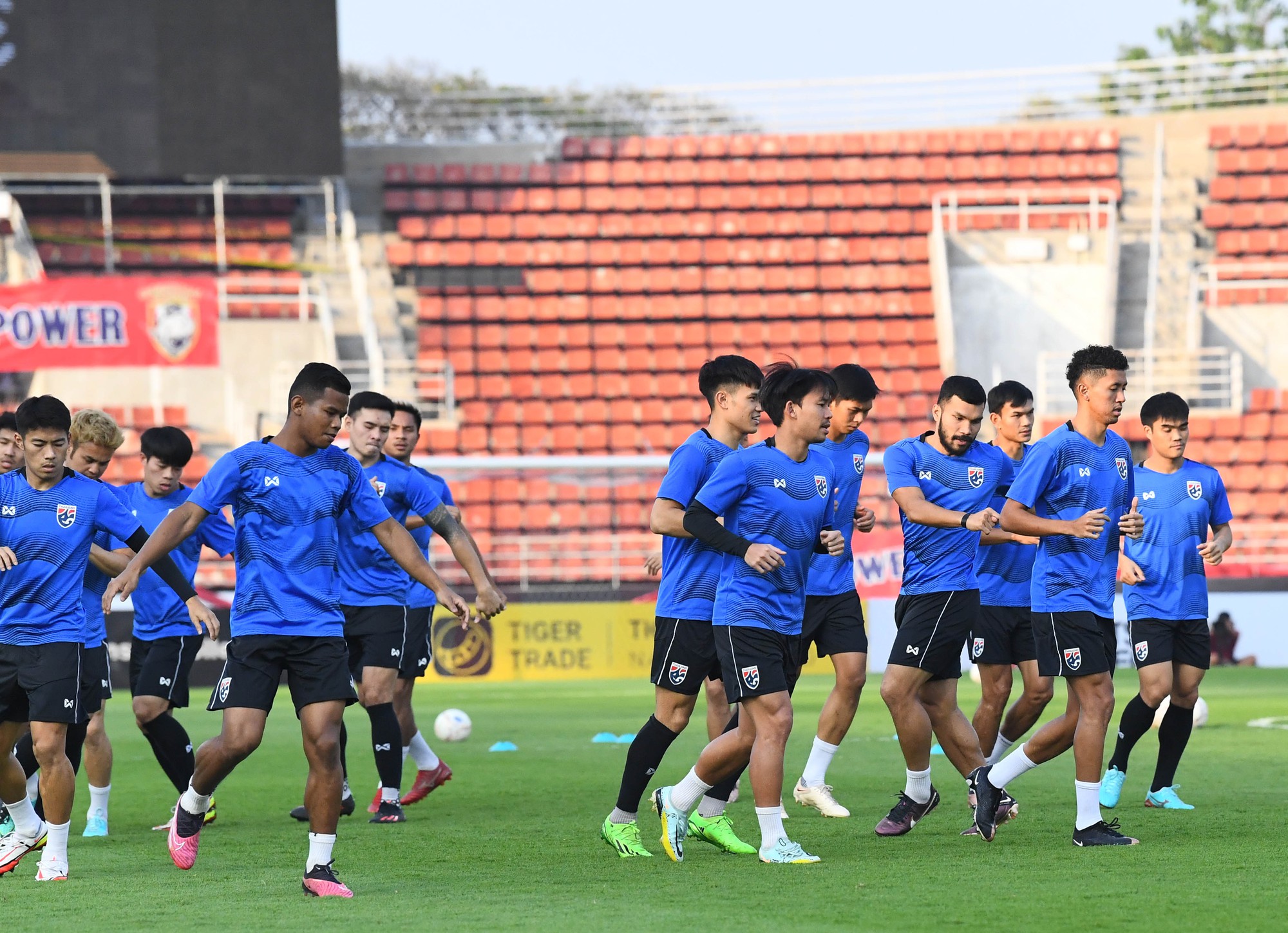 Chân sút chủ lực của tuyển Thái Lan tập riêng, khó thi đấu trận gặp Việt Nam - Ảnh 5.