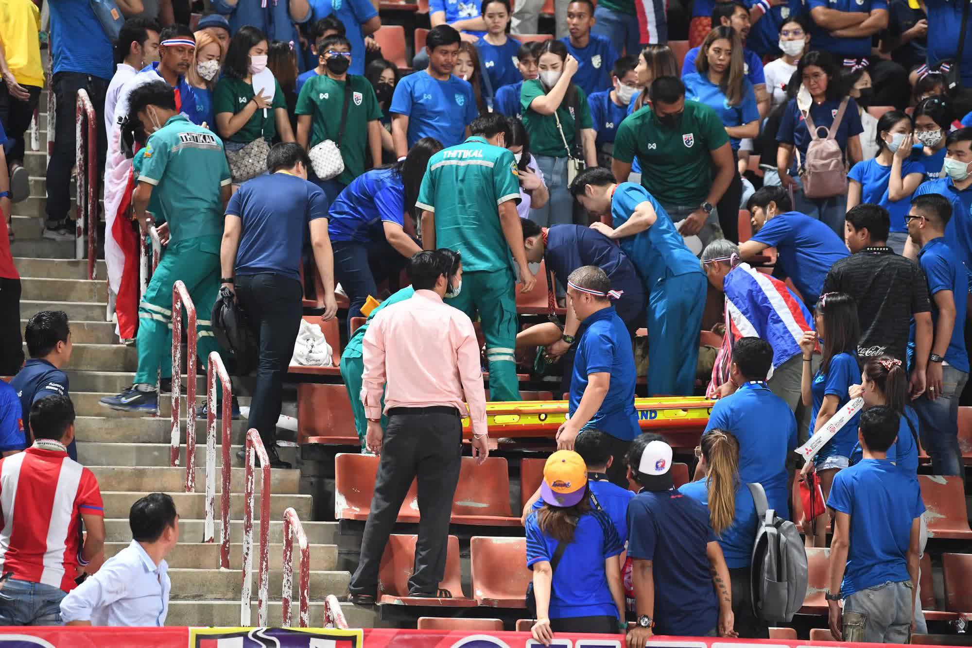 CĐV Thái Lan bất ngờ bị ngất, phải đi cấp cứu trong trận chung kết AFF Cup 2022 - Ảnh 2.