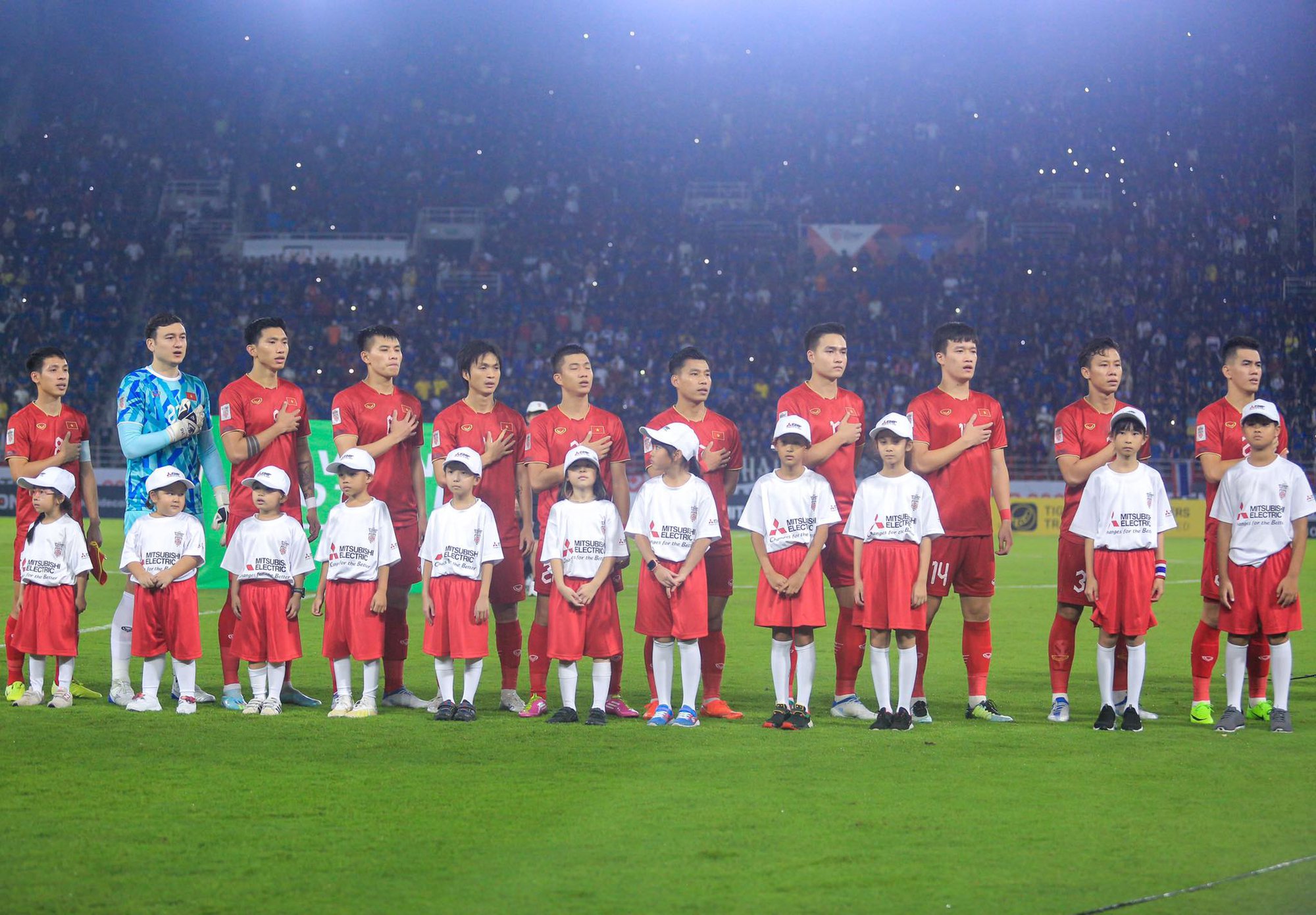 Khoảnh khắc đầy cảm xúc trong lễ chào cờ của ĐT Việt Nam trước chung kết AFF Cup 2022 - Ảnh 5.