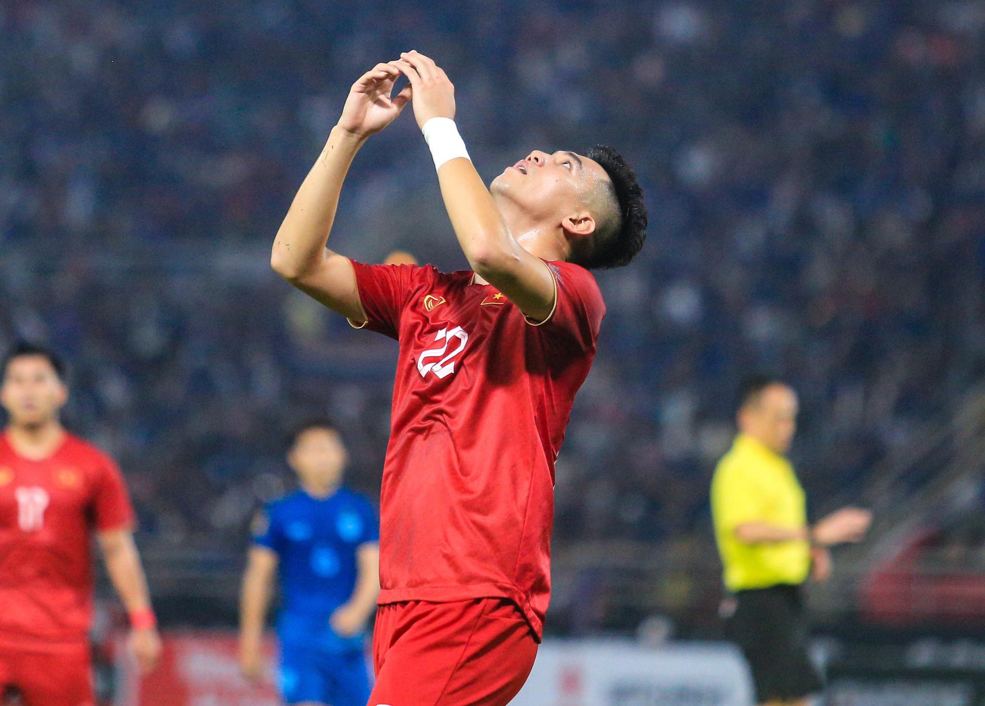 Theerathon vừa ghi bàn, vừa tinh quái khiến cầu thủ Việt Nam nhận thẻ vàng - Ảnh 6.