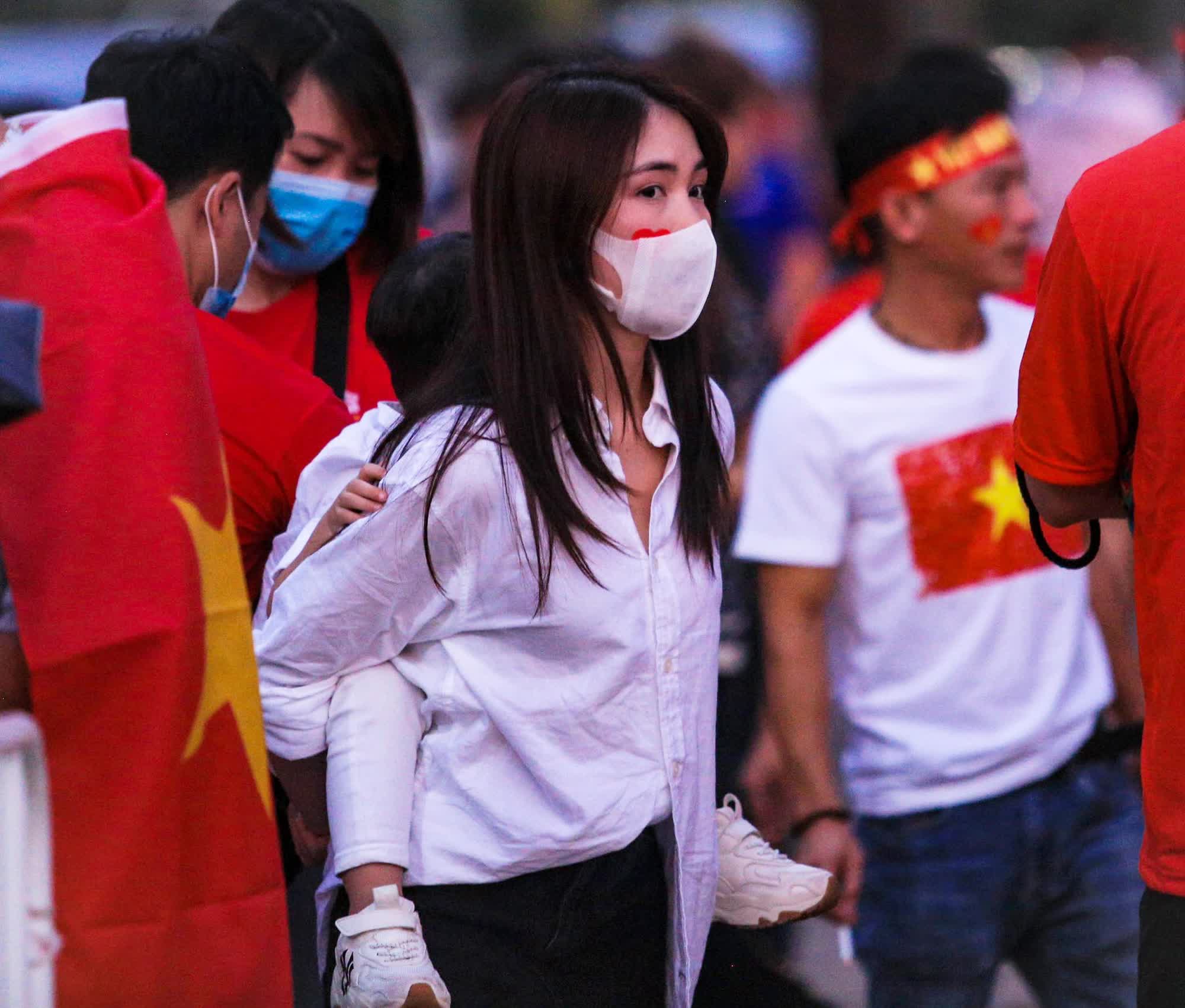 Hòa Minzy bất ngờ có mặt tại Thái Lan, cùng dàn WAGs hùng hậu cổ vũ ĐT Việt Nam - Ảnh 3.