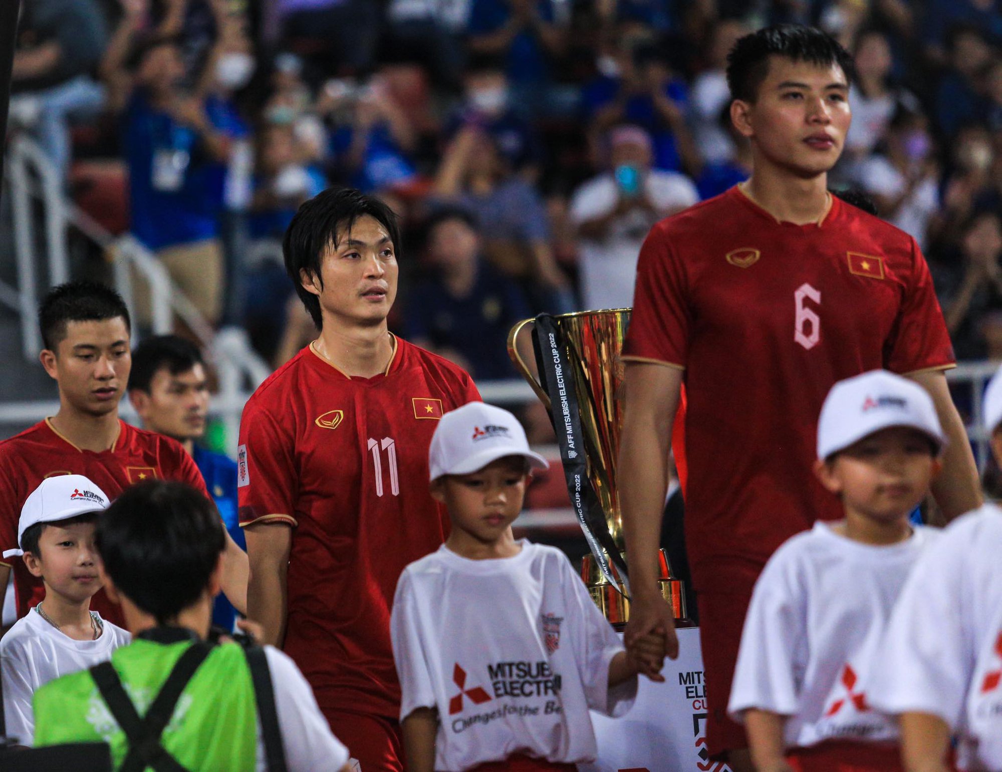Khoảnh khắc đầy cảm xúc trong lễ chào cờ của ĐT Việt Nam trước chung kết AFF Cup 2022 - Ảnh 1.
