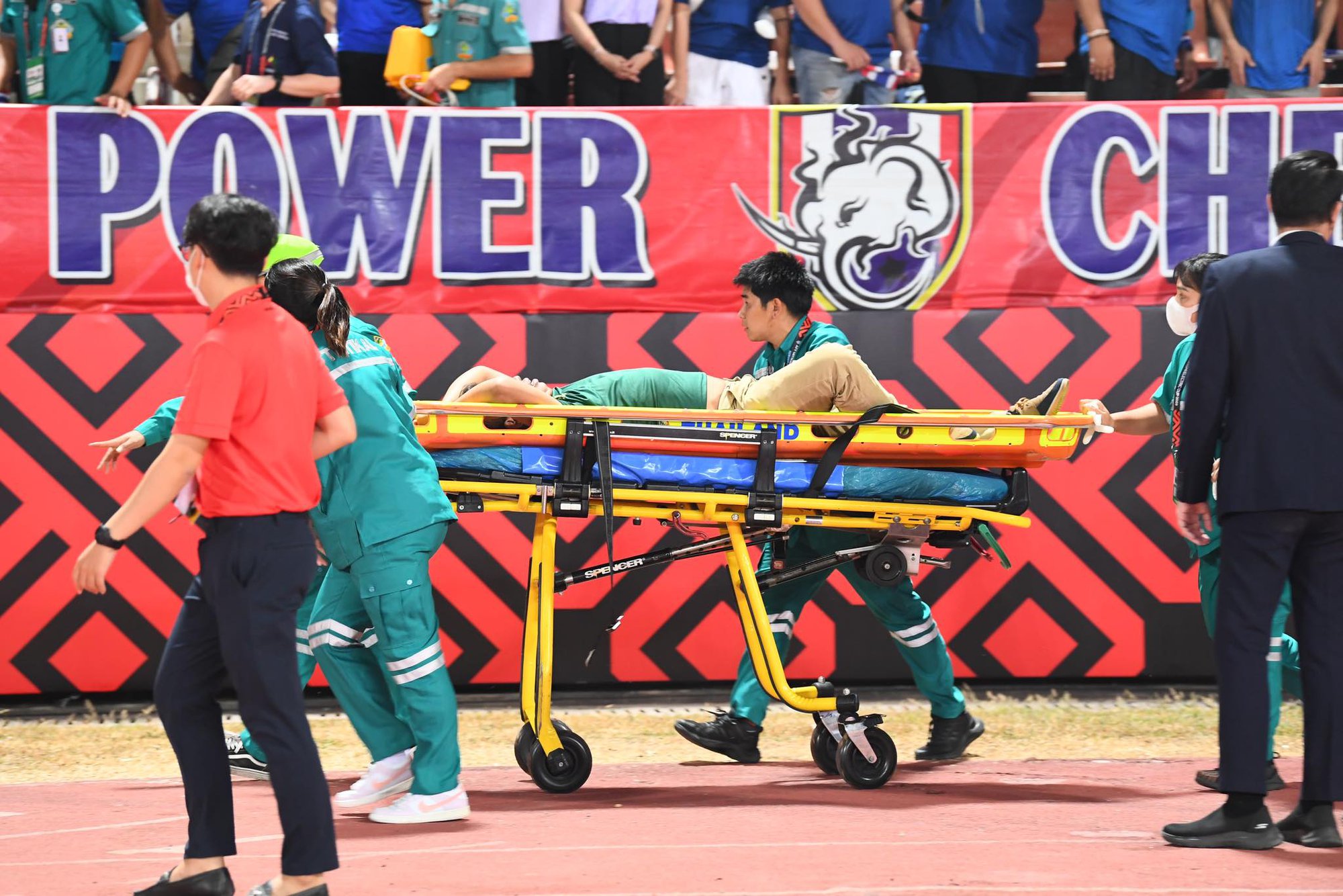 CĐV Thái Lan bất ngờ bị ngất, phải đi cấp cứu trong trận chung kết AFF Cup 2022 - Ảnh 3.