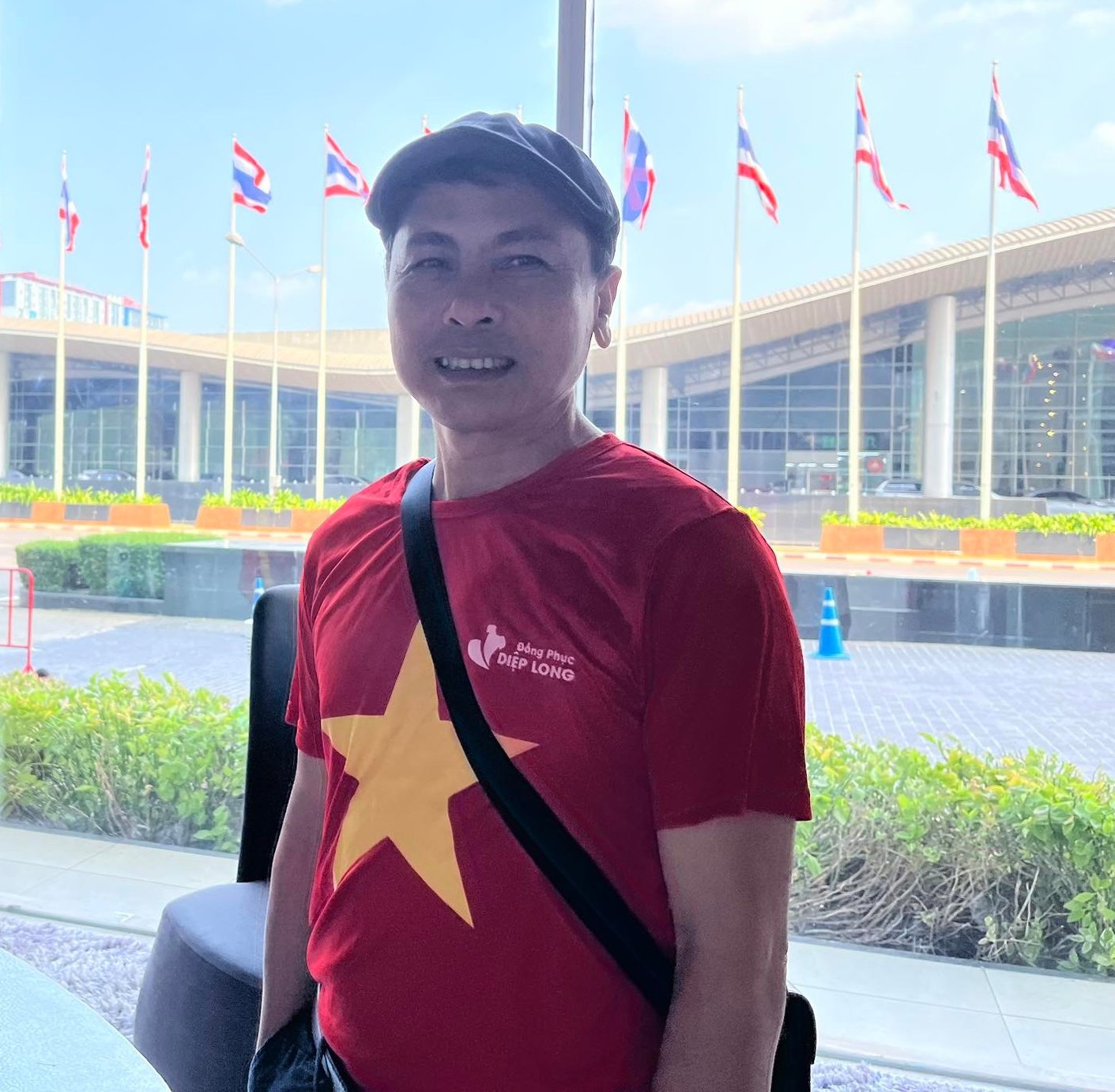 Bố mẹ Quang Hải đến Bangkok cổ vũ, CĐV Thái Lan xếp dép chờ lấy vé xem trận gặp ĐT Việt Nam - Ảnh 1.