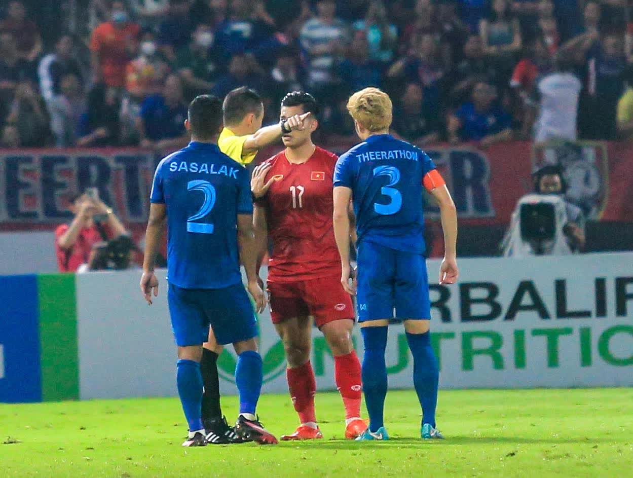 CĐV Thái Lan bất ngờ bị ngất, phải đi cấp cứu trong trận chung kết AFF Cup 2022 - Ảnh 7.