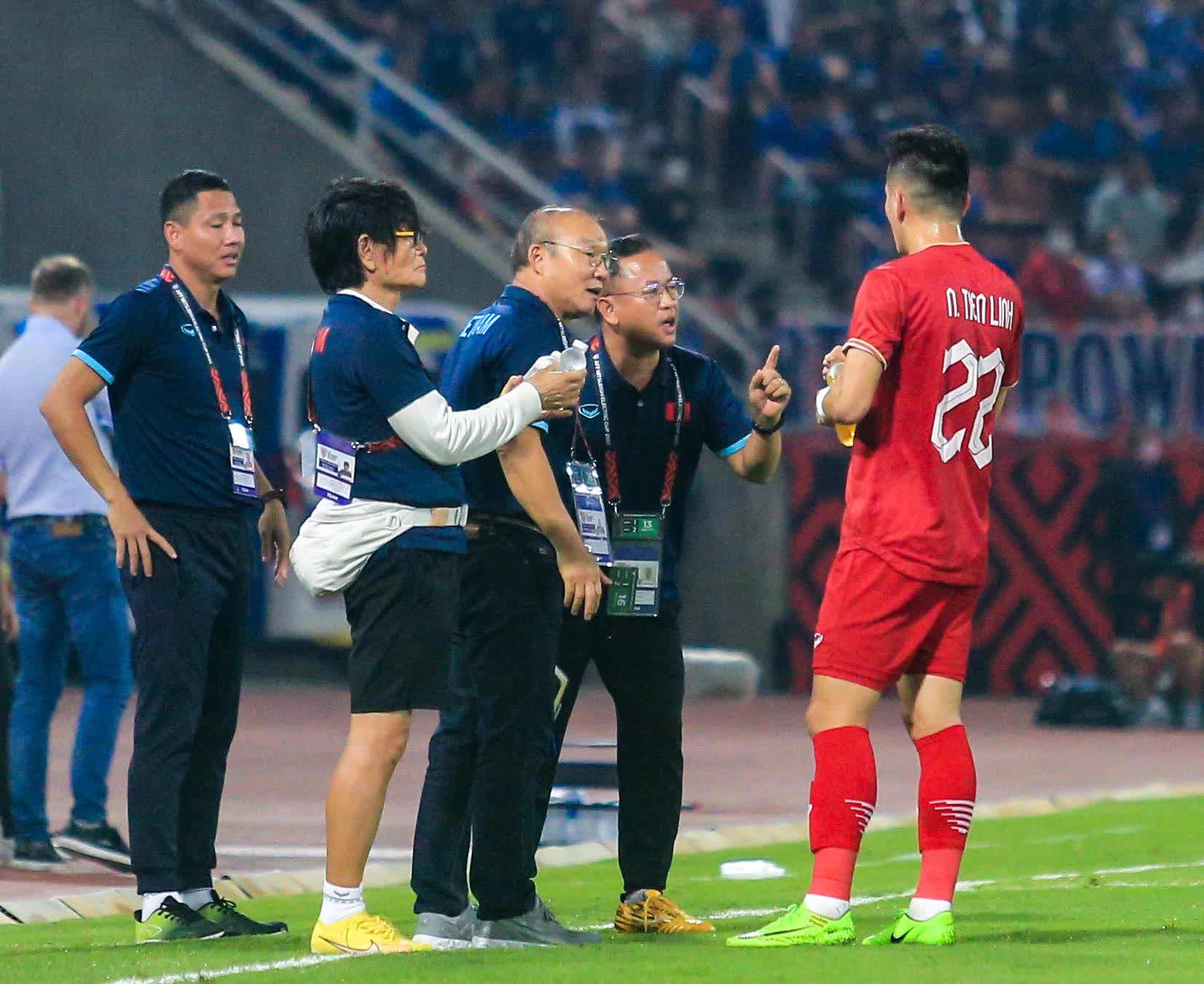 Theerathon vừa ghi bàn, vừa tinh quái khiến cầu thủ Việt Nam nhận thẻ vàng - Ảnh 4.