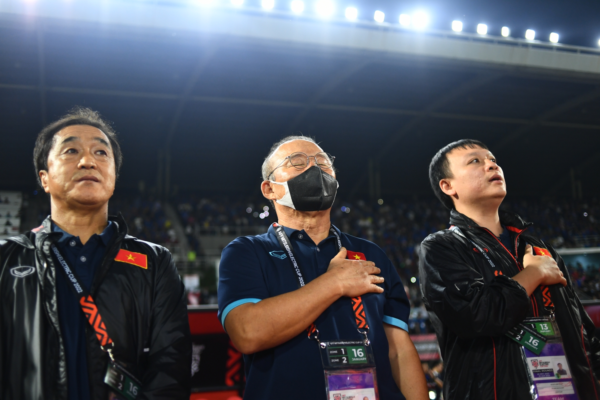 Khoảnh khắc đầy cảm xúc trong lễ chào cờ của ĐT Việt Nam trước chung kết AFF Cup 2022 - Ảnh 3.