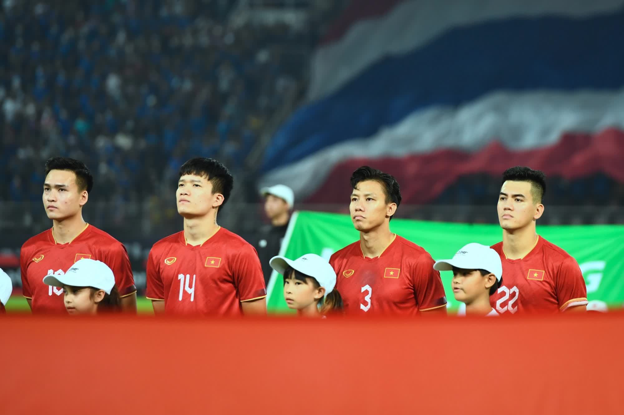 Khoảnh khắc đầy cảm xúc trong lễ chào cờ của ĐT Việt Nam trước chung kết AFF Cup 2022 - Ảnh 6.
