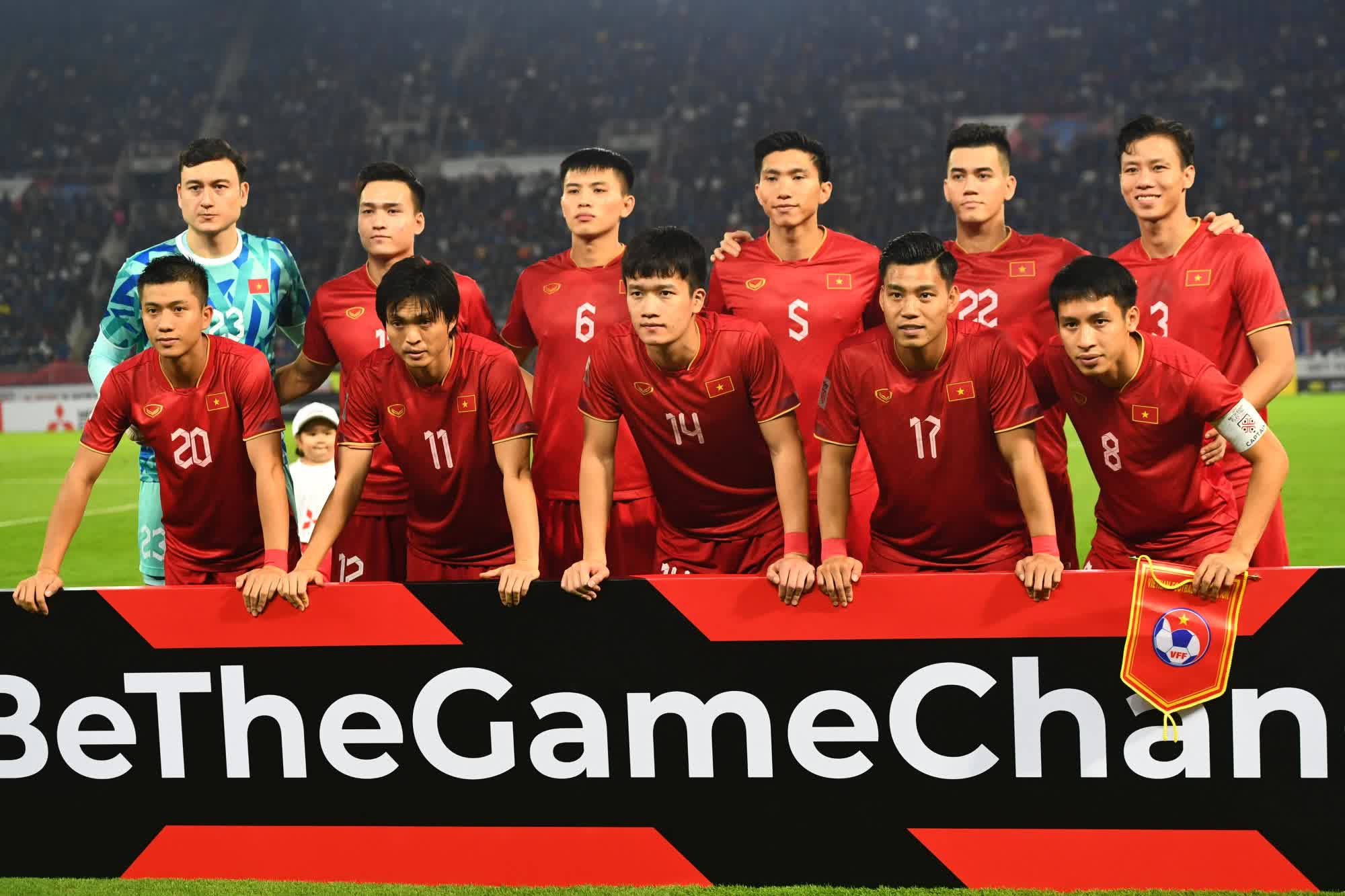 Khoảnh khắc đầy cảm xúc trong lễ chào cờ của ĐT Việt Nam trước chung kết AFF Cup 2022 - Ảnh 7.
