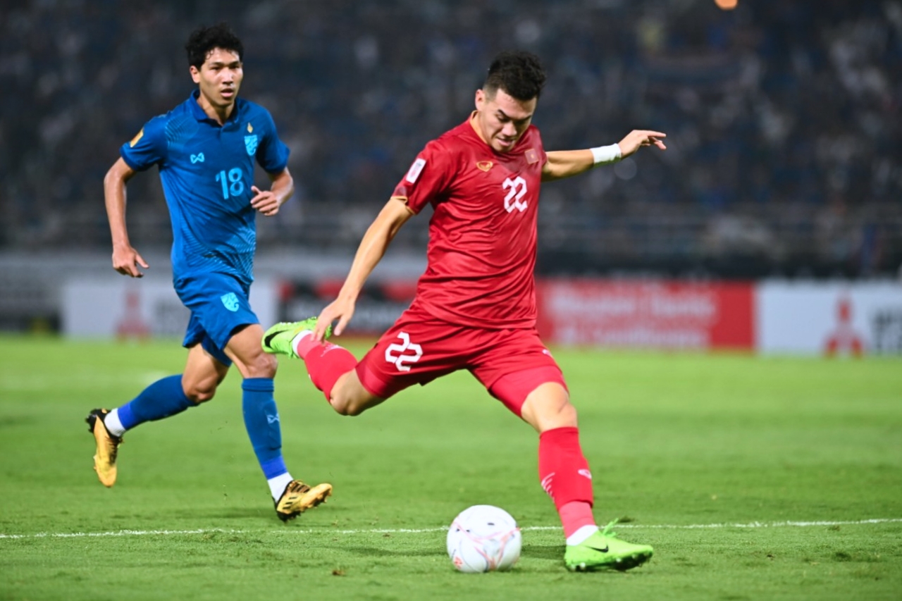CĐV Thái Lan bất ngờ bị ngất, phải đi cấp cứu trong trận chung kết AFF Cup 2022 - Ảnh 9.